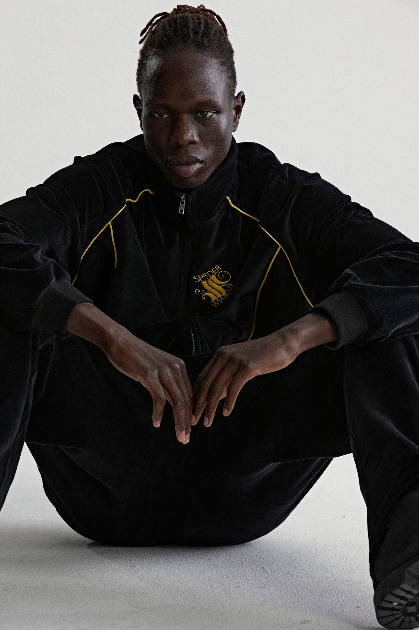 OUTLINE VELOUR TRACK JACKET ON MODEL
