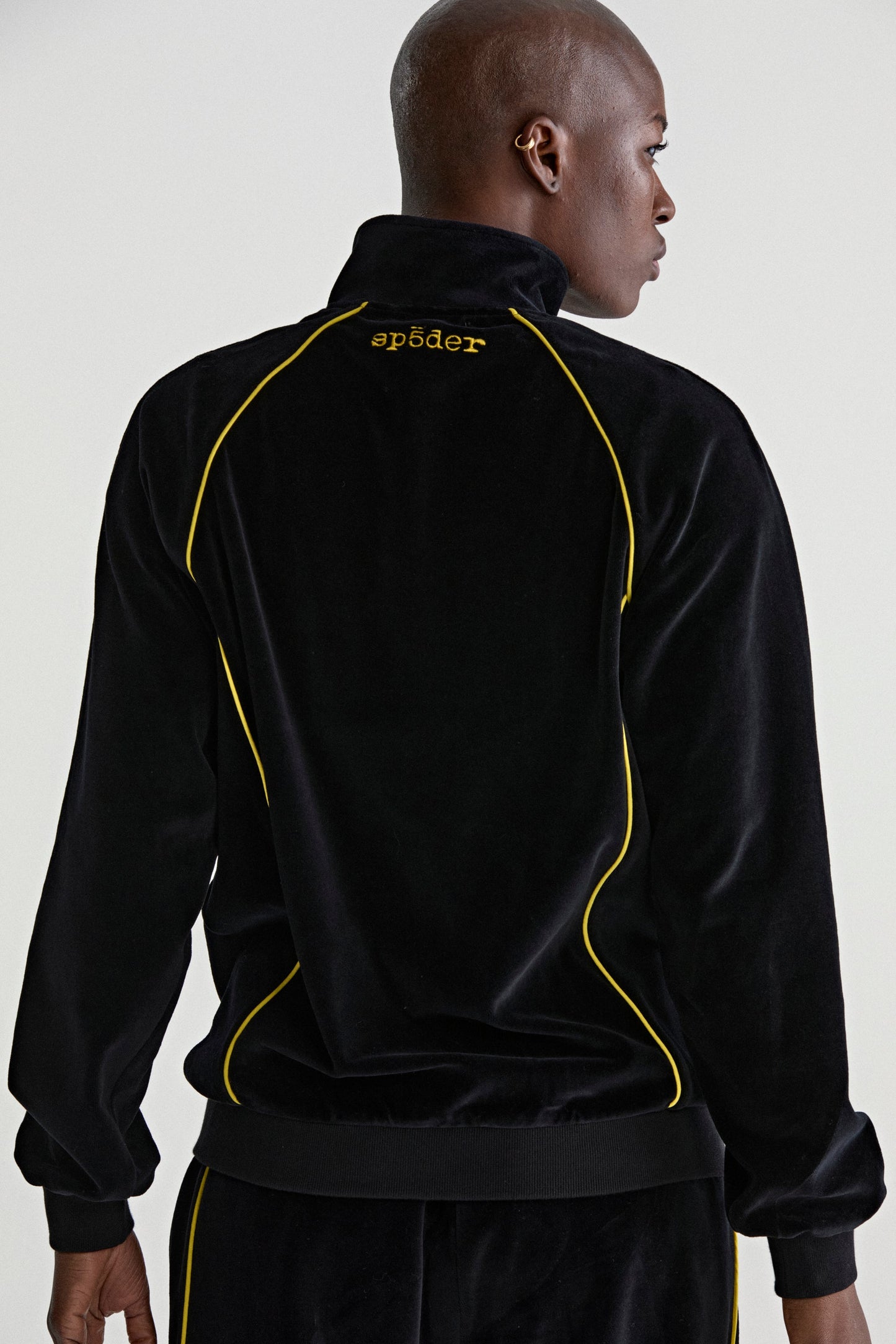 OUTLINE VELOUR TRACK JACKET ON MODEL