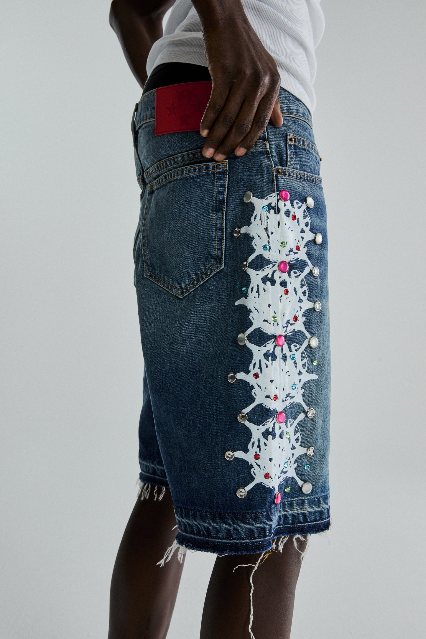 LBW WEB STONE DENIM SHORTS ON MODEL