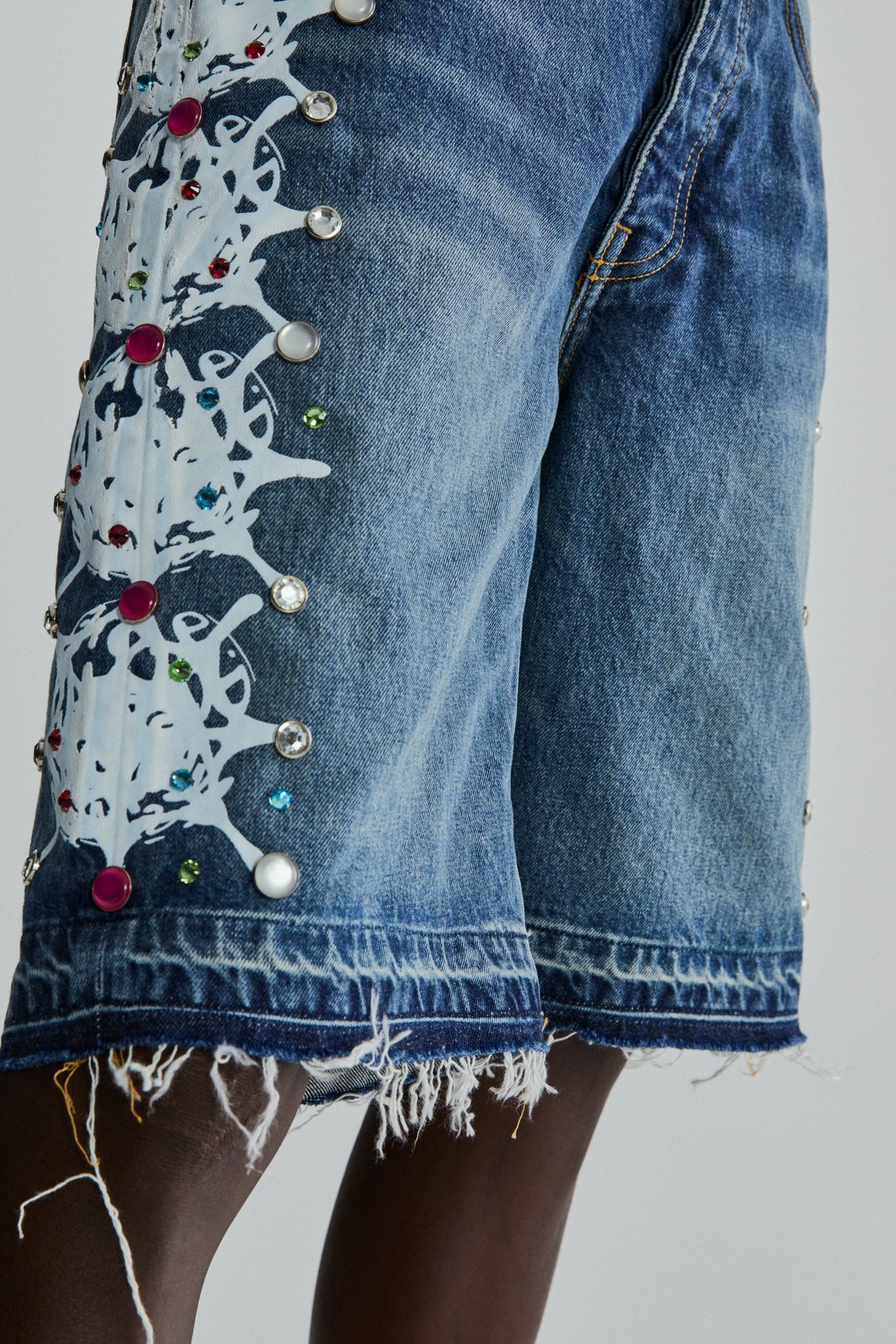 LBW WEB STONE DENIM SHORTS ON MODEL
