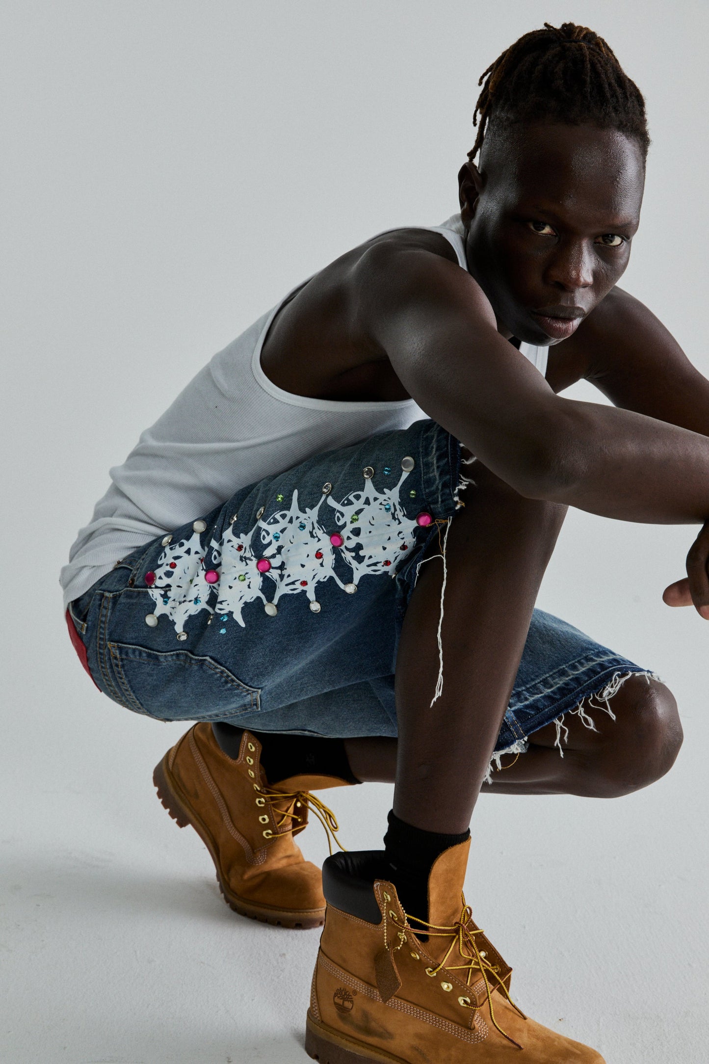 LBW WEB STONE DENIM SHORTS ON MODEL