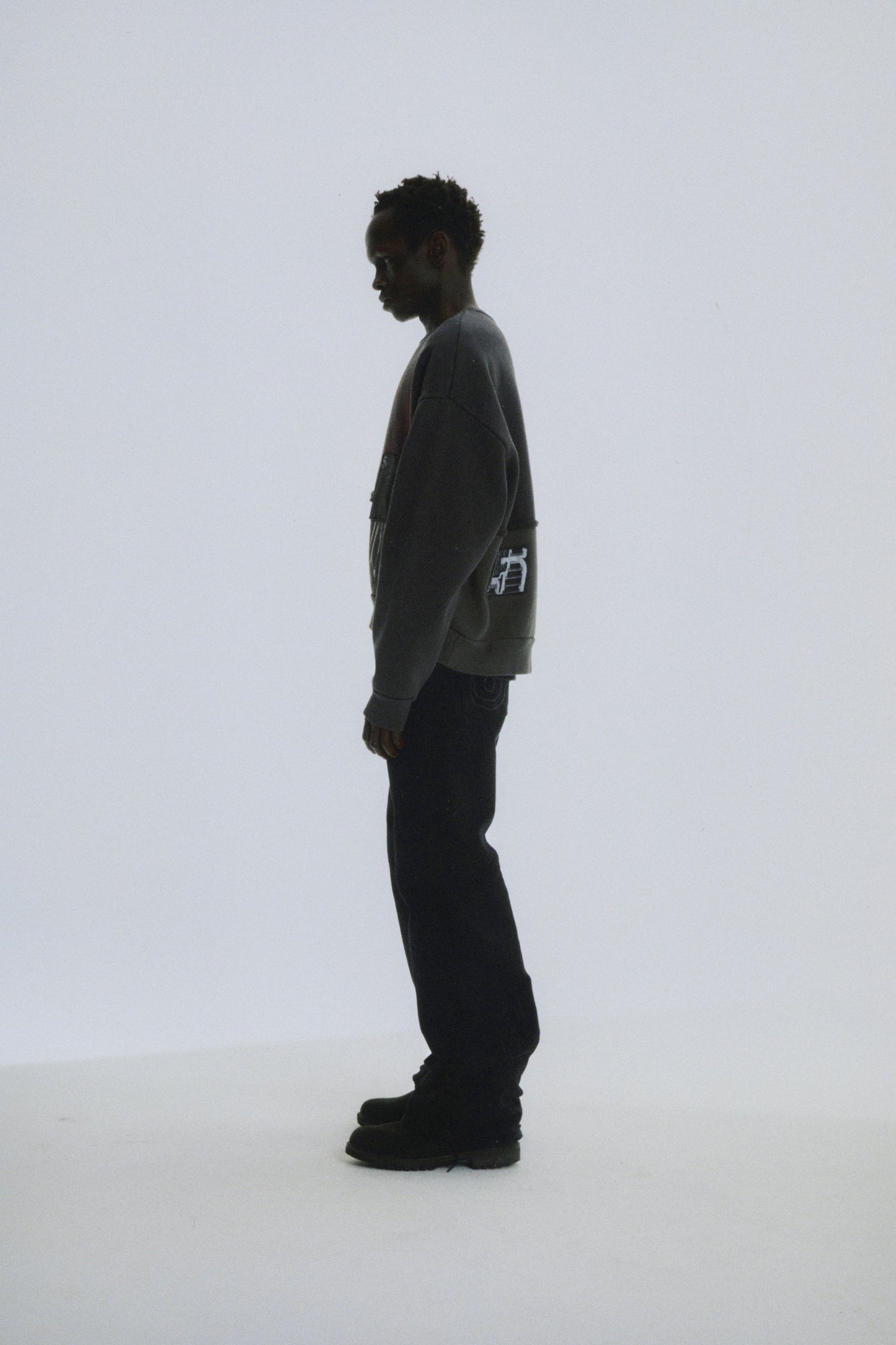 BLACK DIFFUSED COLLEGIATE CREWNECK ON MODEL