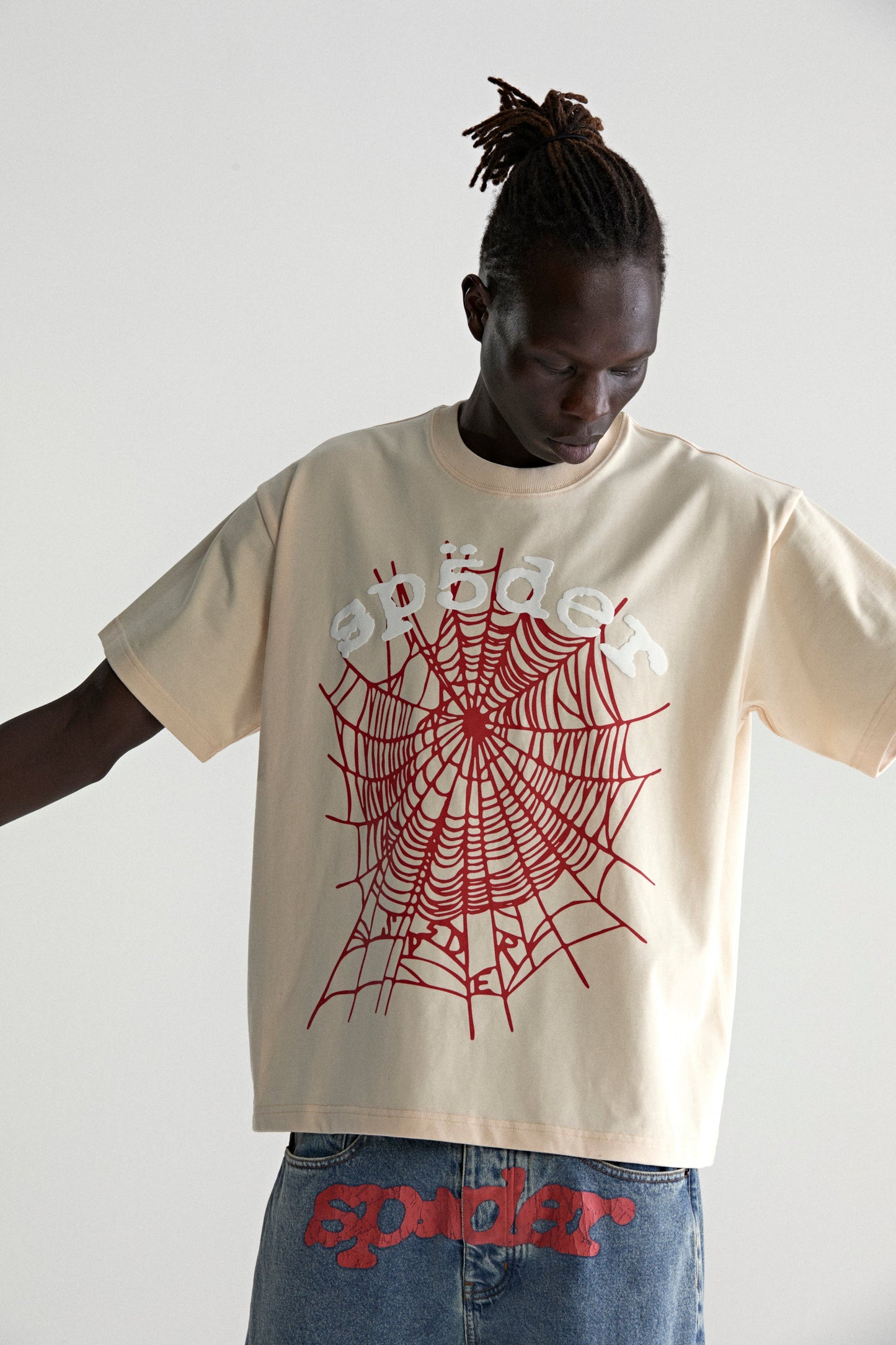 CREAM LEGACY LOGO HW TEE ON MODEL