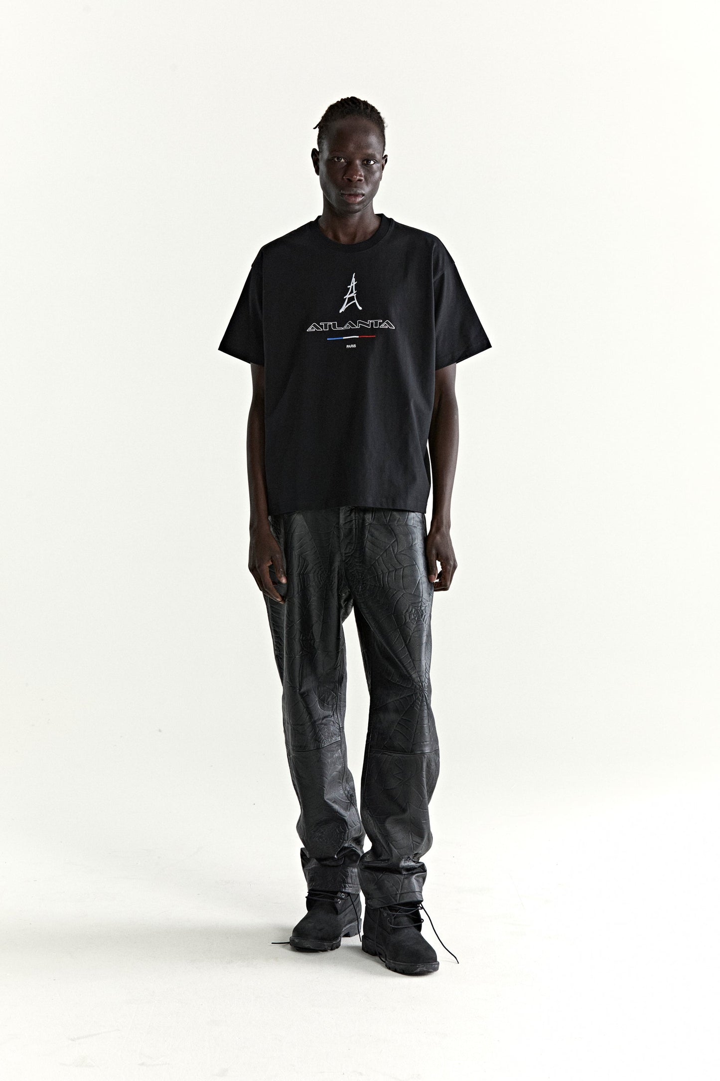 BLACK ARAIGNÉE TEE ON MODEL