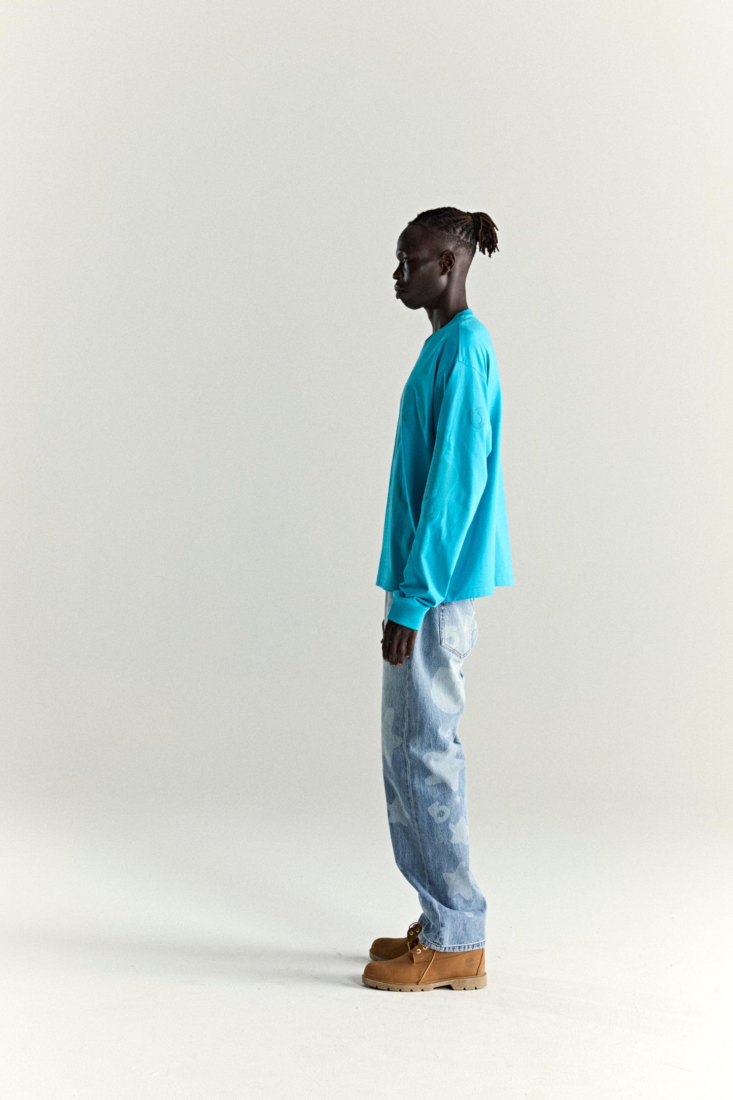OCEAN BLUE BELUGA LONGSLEEVE TEE ON MODEL