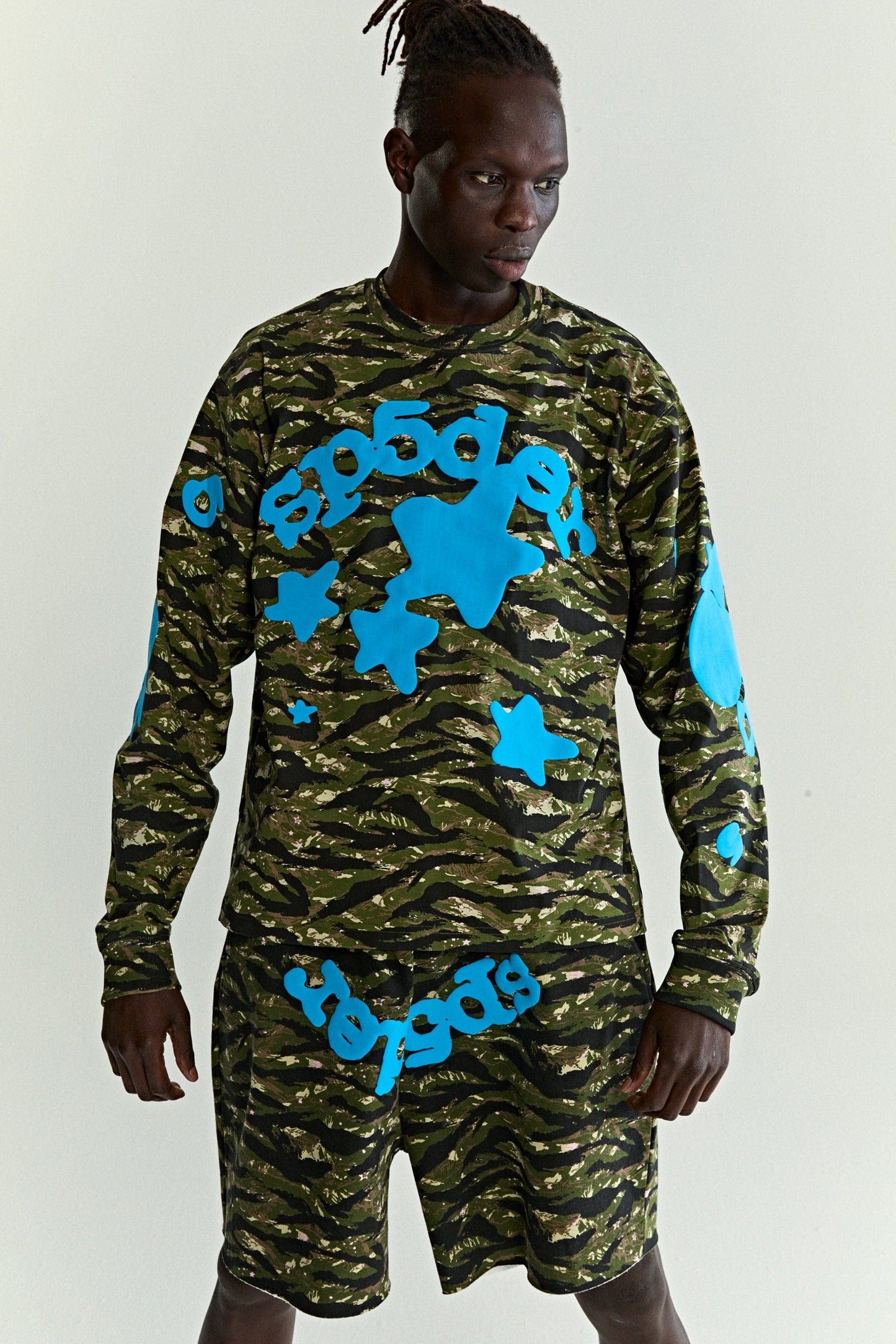 BELUGA TIGER CAMO LONGSLEEVE ON MODEL