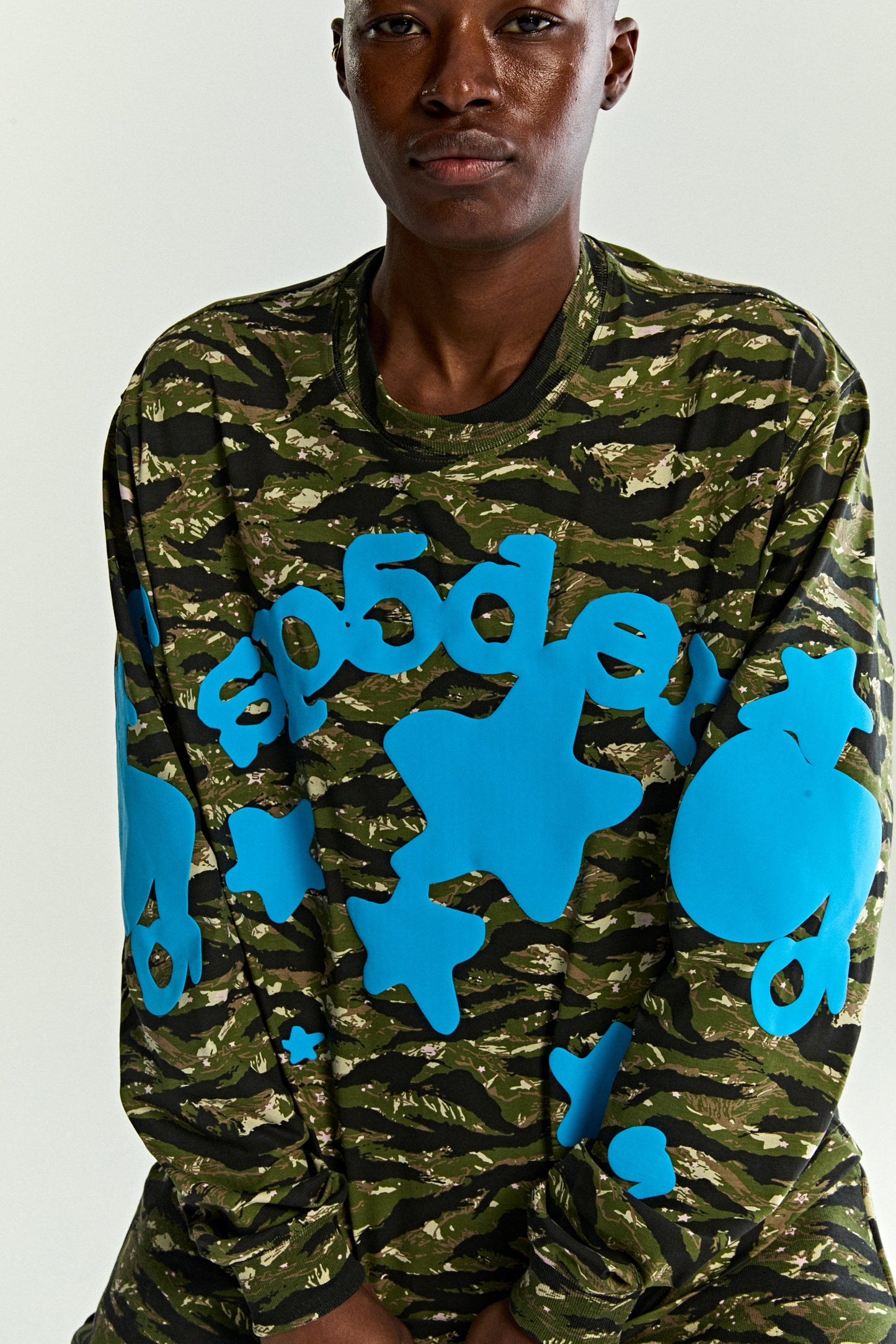 BELUGA TIGER CAMO LONGSLEEVE ON MODEL