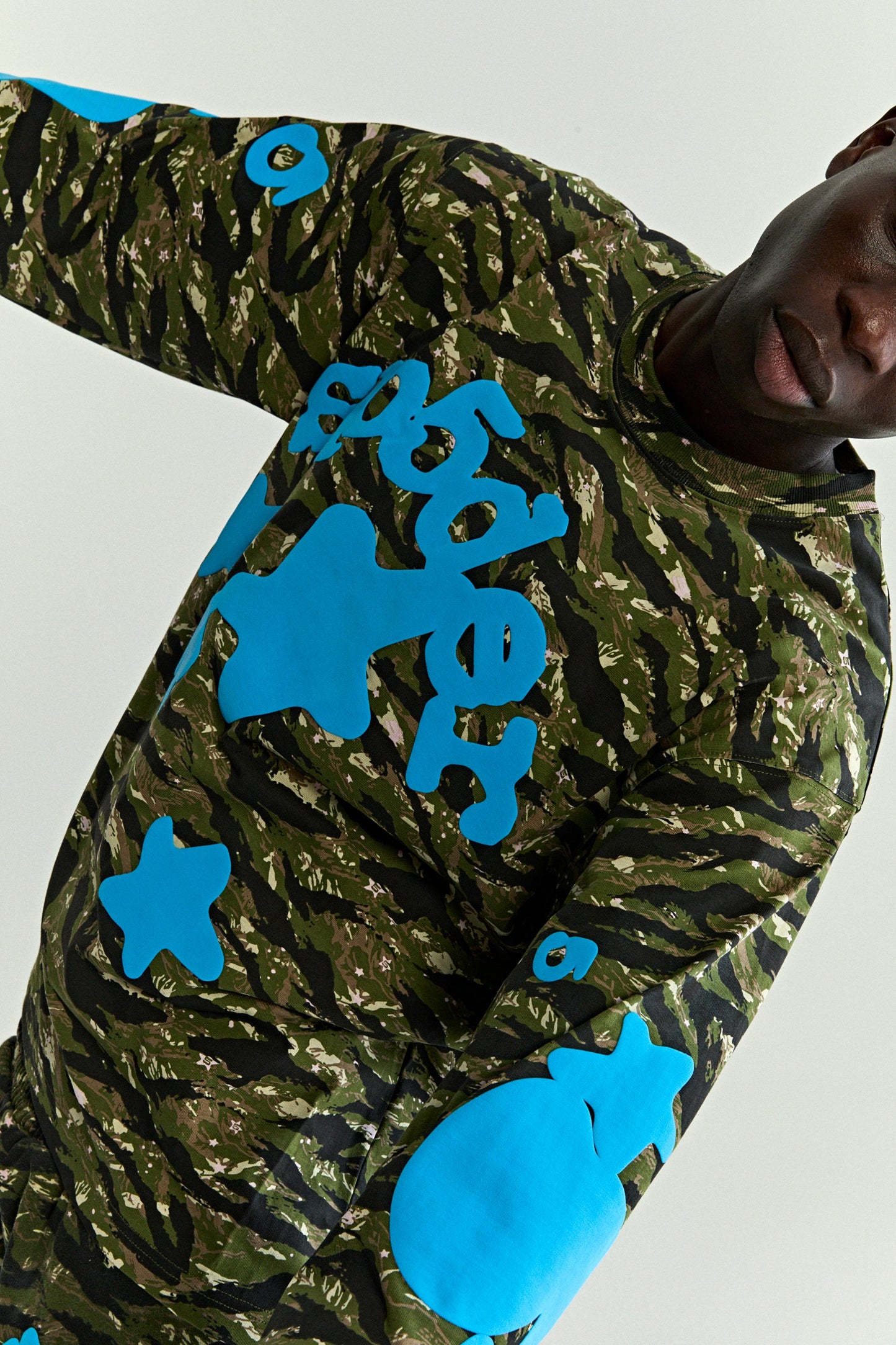 BELUGA TIGER CAMO LONGSLEEVE ON MODEL