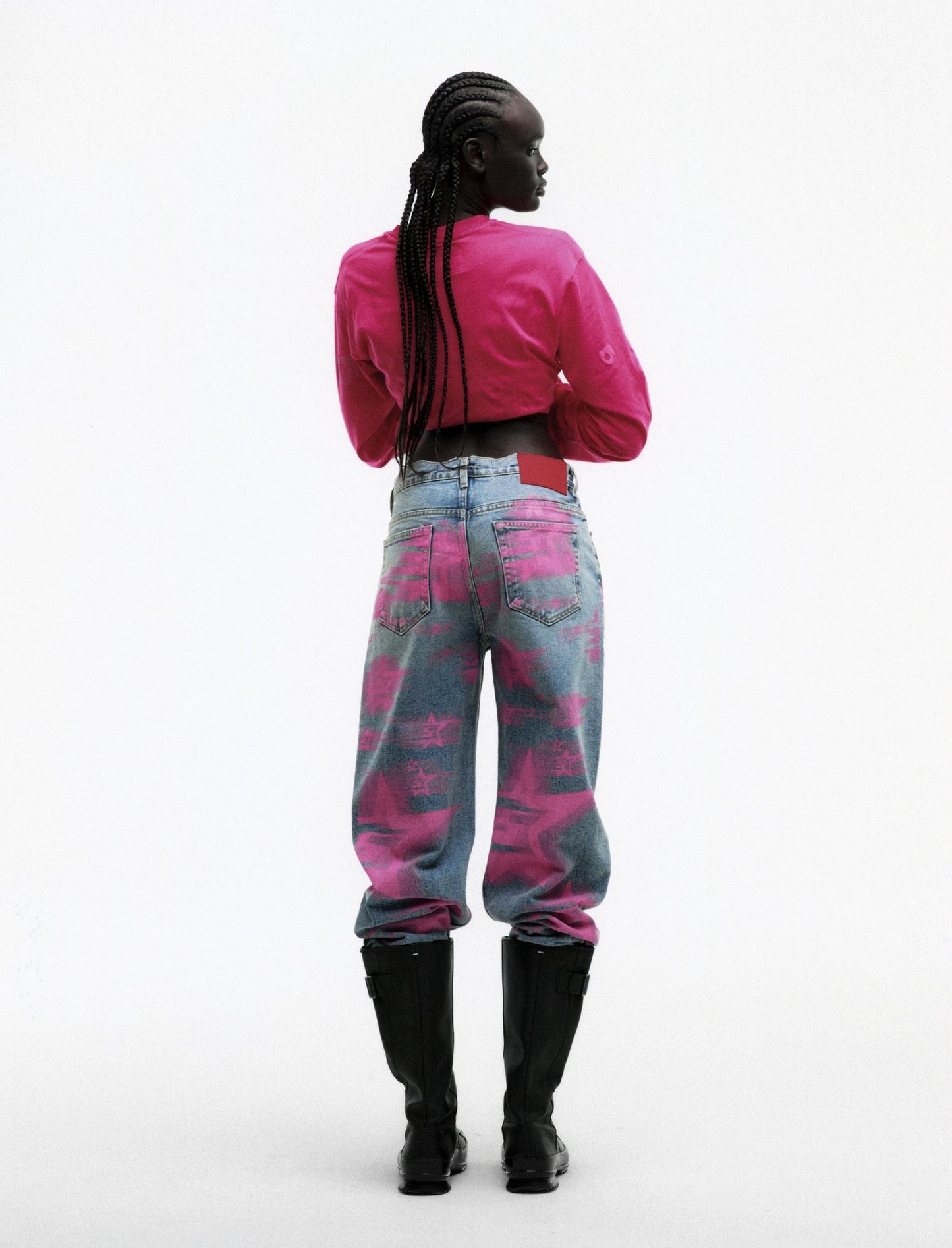 INDIGO 5 STAR BLUR DENIM ON MODEL