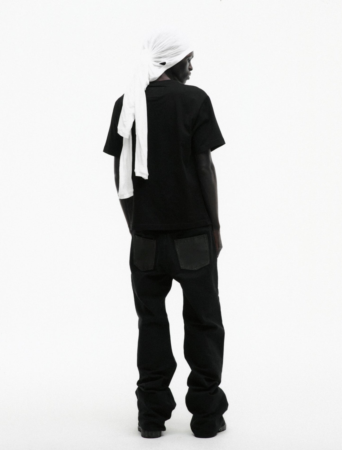 BLACK WW5 TEE ON MODEL
