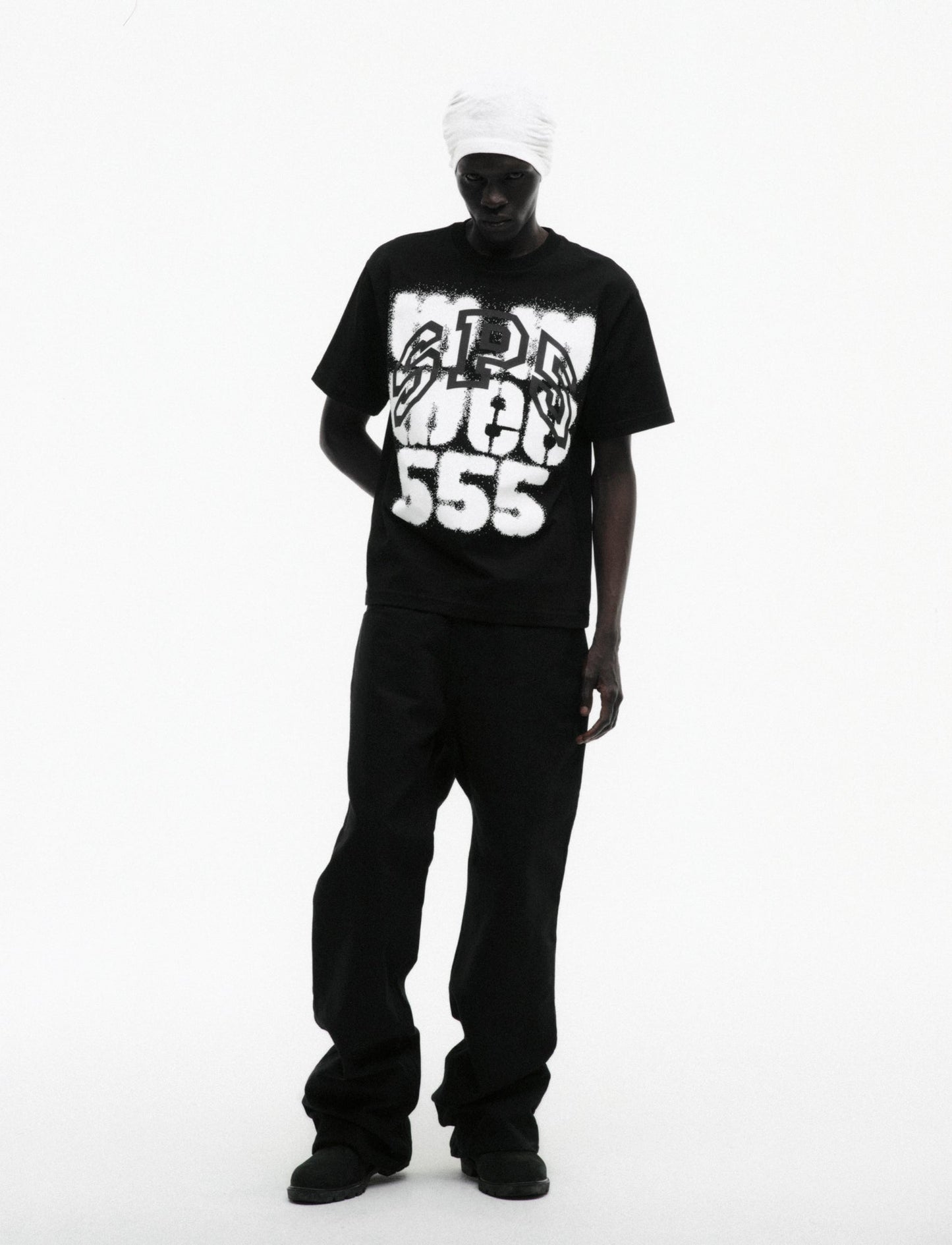 BLACK WW5 TEE ON MODEL