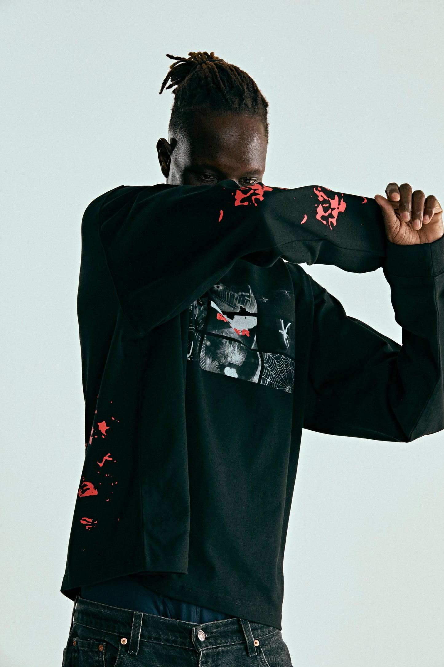 BLACK WEB MONITOR LS HW TEE ON MODEL