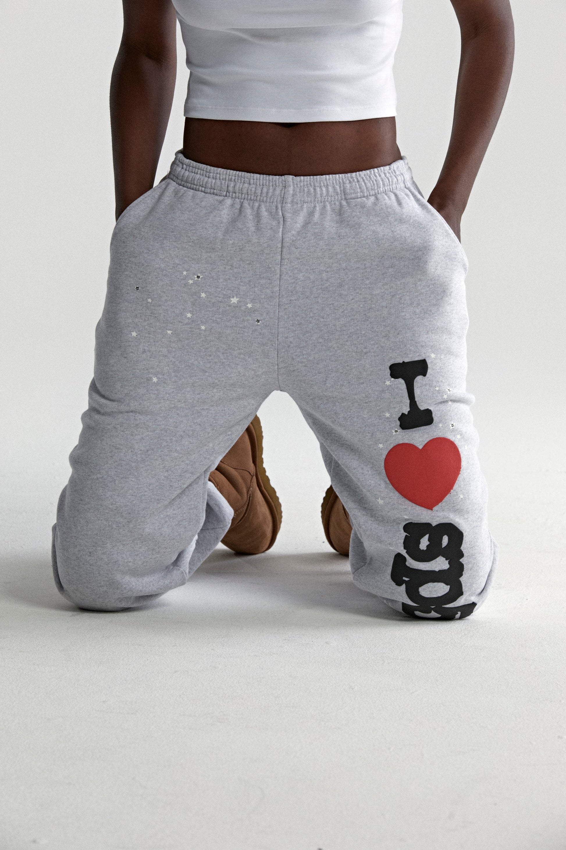 HEATHER GREY SOUVENIR SWEATPANT ON MODEL