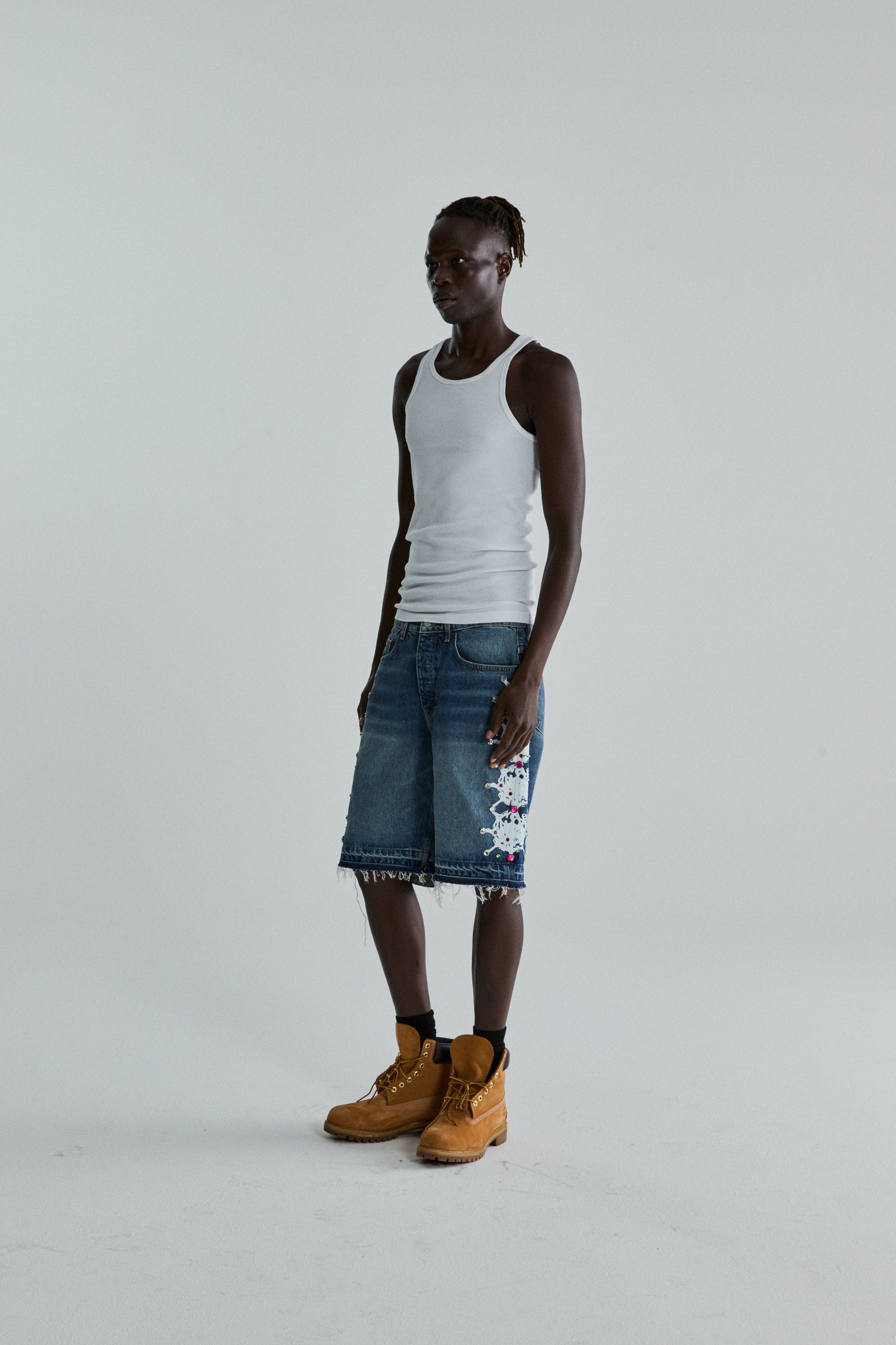LBW WEB STONE DENIM SHORTS ON MODEL