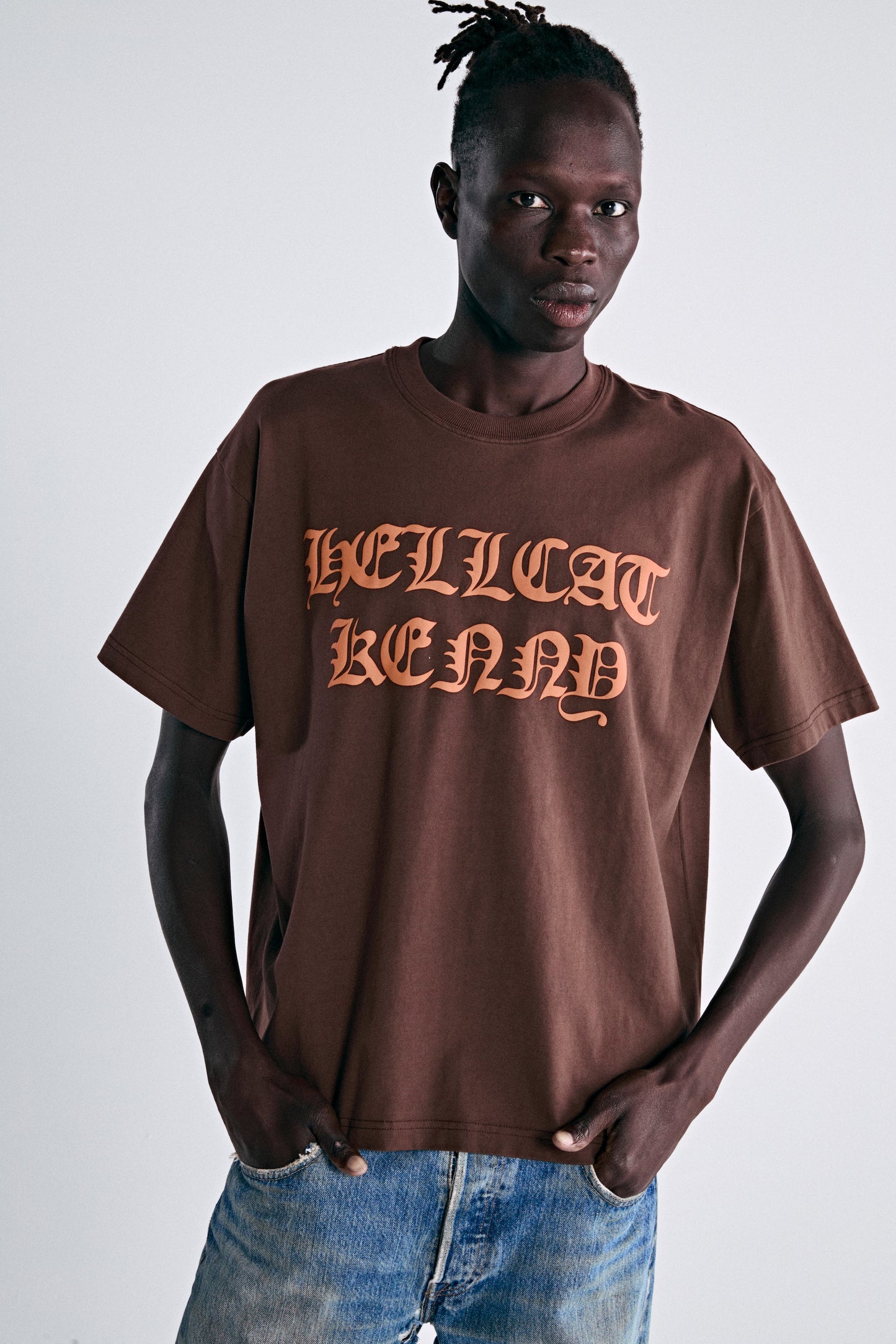 HELLCAT KENNY LW TEE BROWN ON MODEL