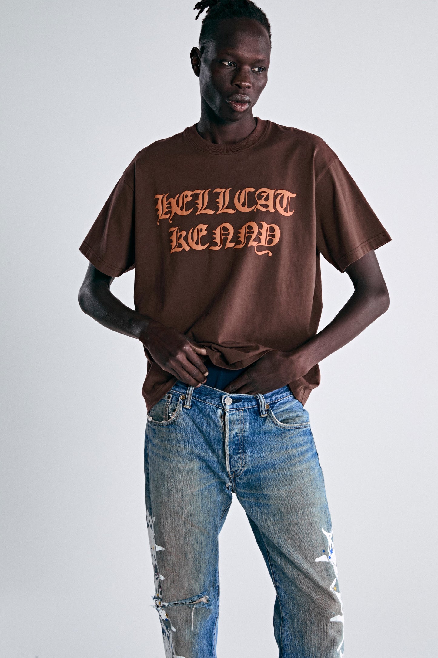 HELLCAT KENNY LW TEE BROWN ON MODEL