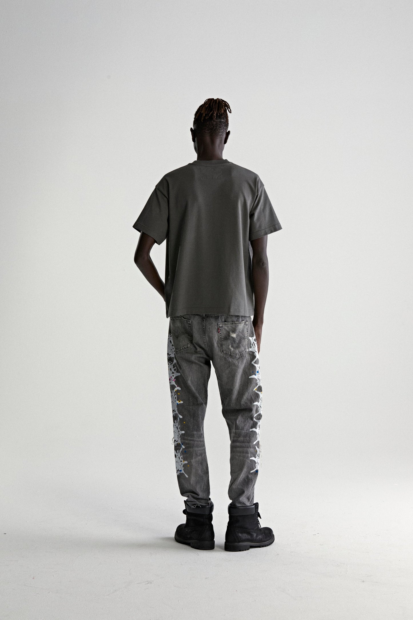DARK GREY 5EX HW TEE ON MODEL