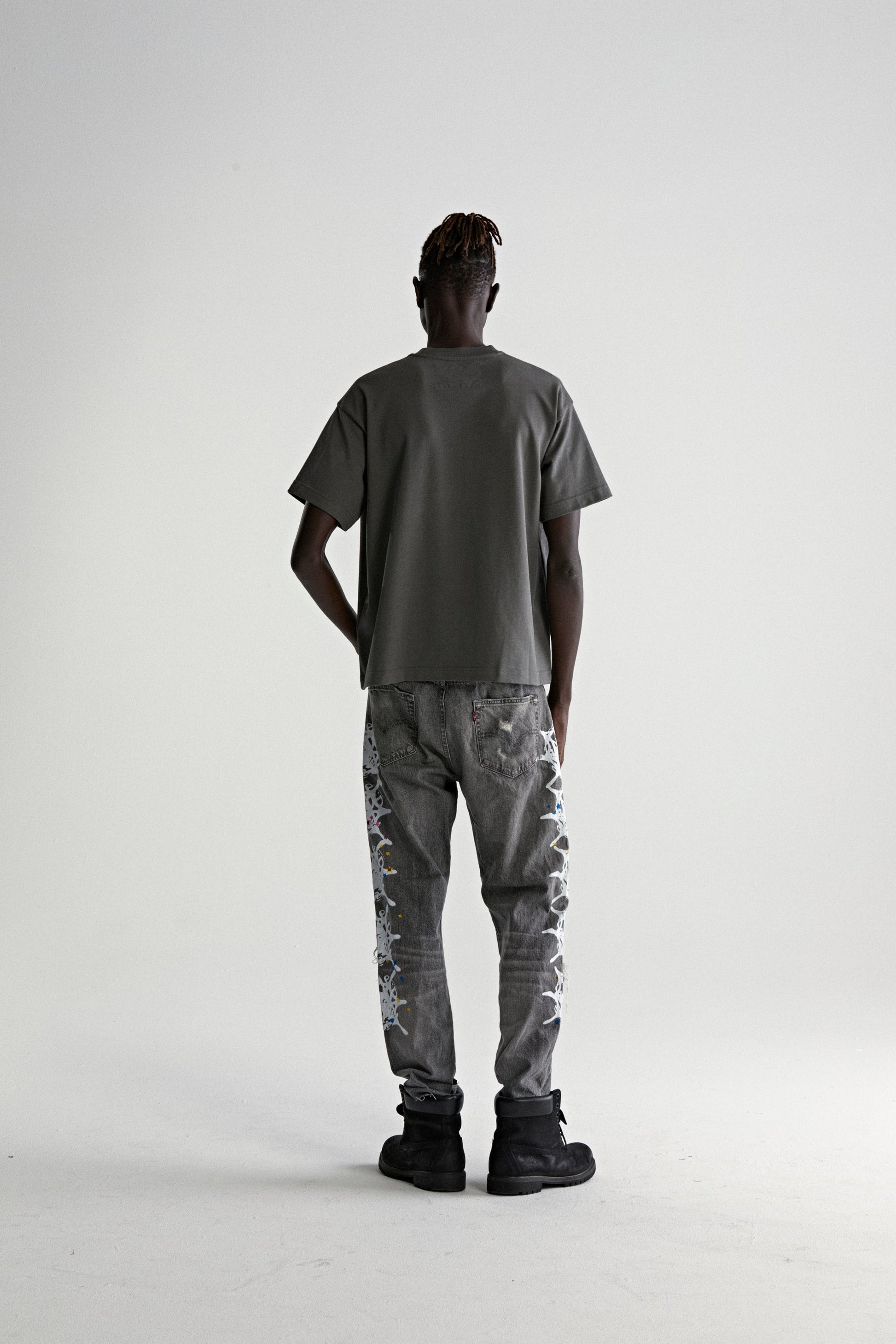 DARK GREY 5EX HW TEE ON MODEL