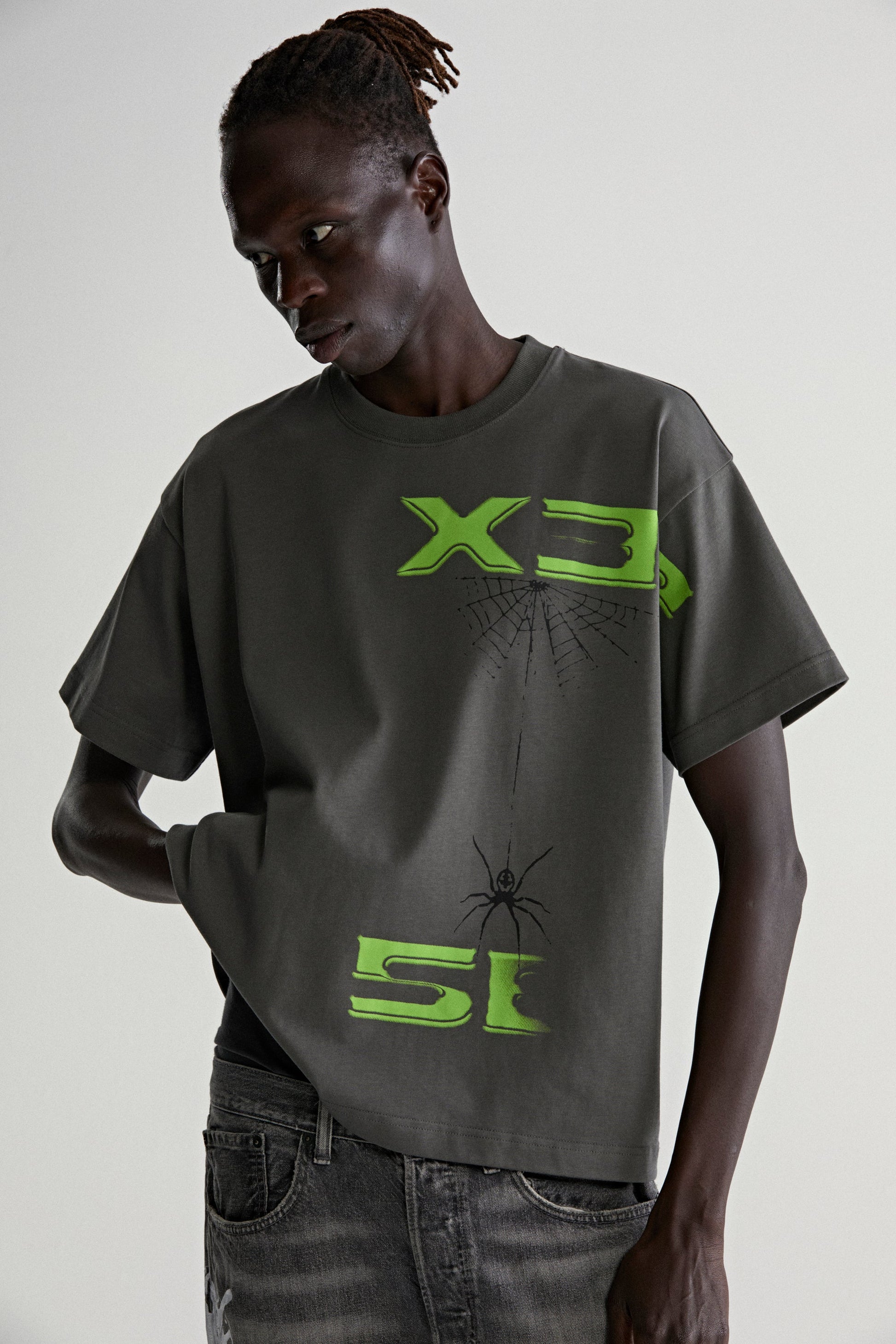 DARK GREY 5EX HW TEE ON MODEL
