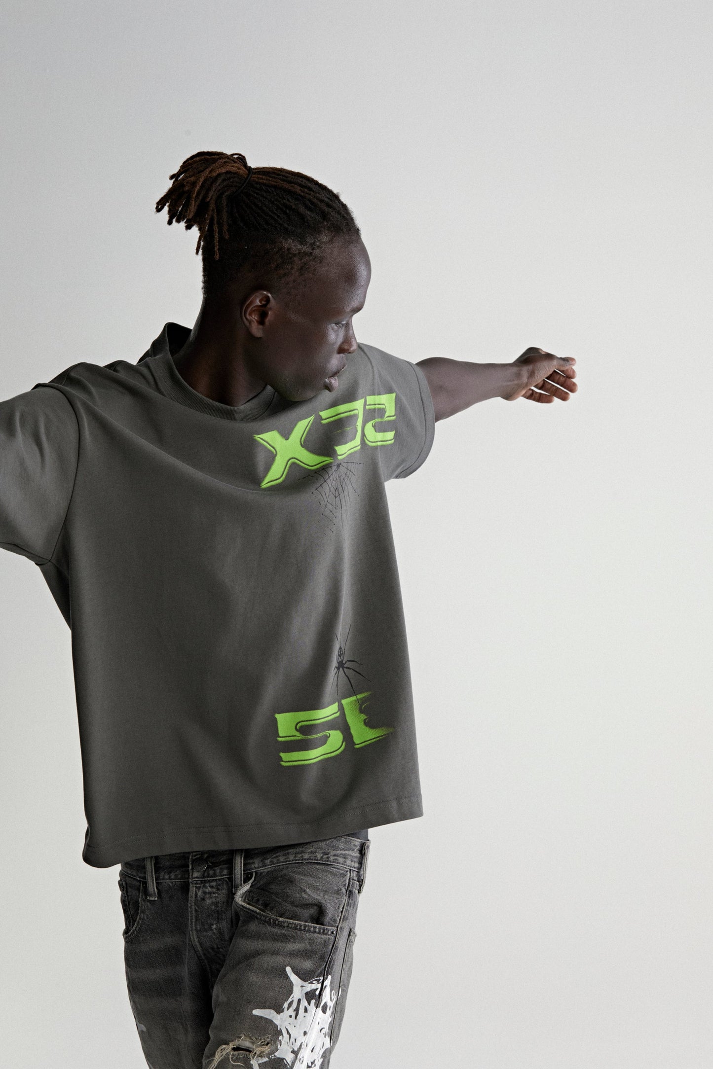 DARK GREY 5EX HW TEE ON MODEL