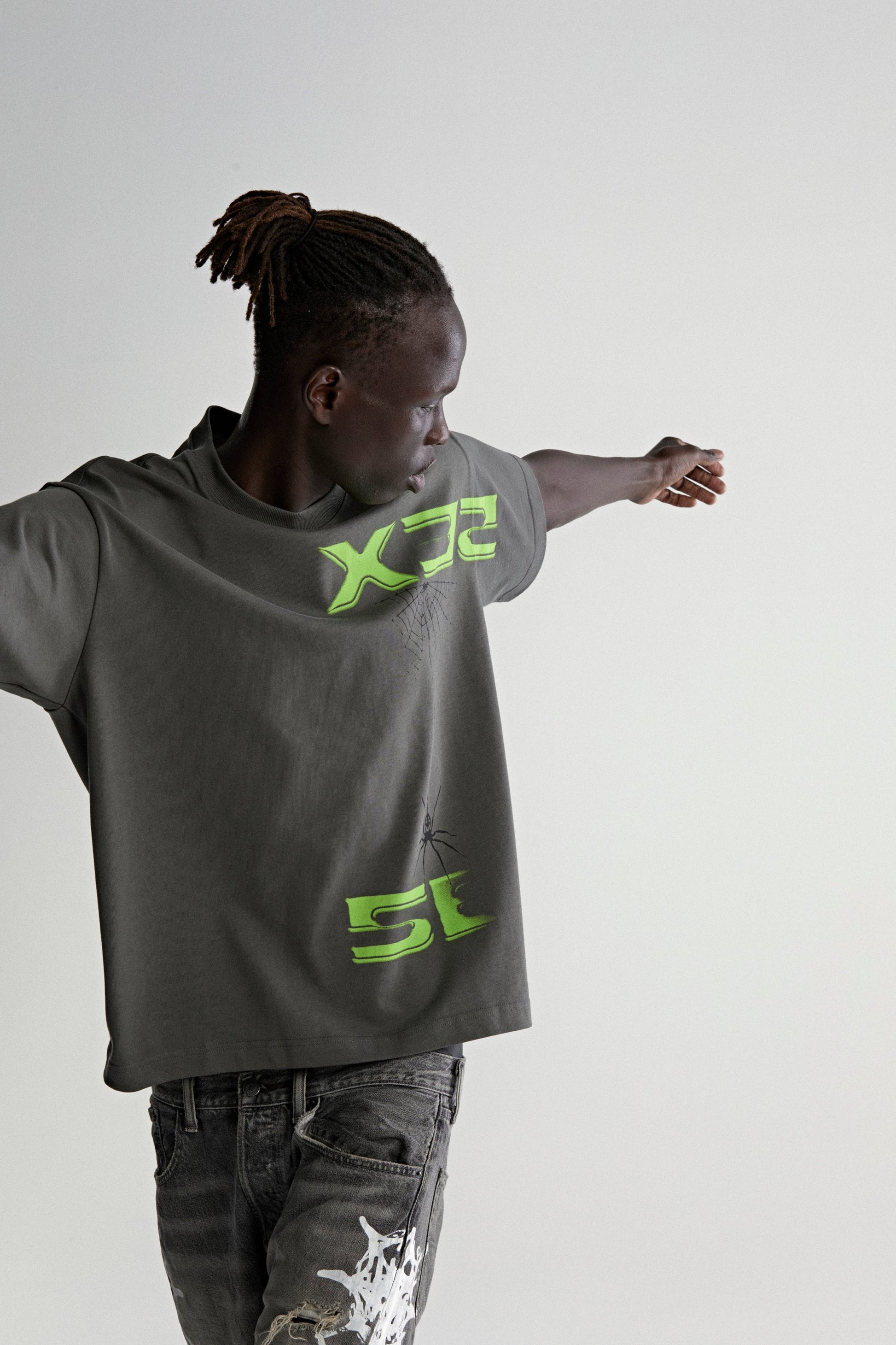 DARK GREY 5EX HW TEE ON MODEL