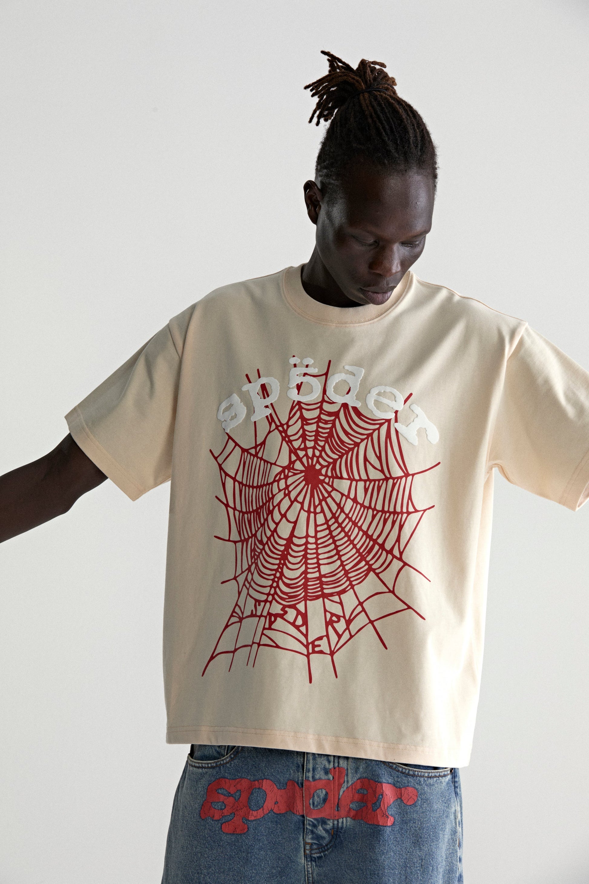CREAM LEGACY LOGO HW TEE ON MODEL
