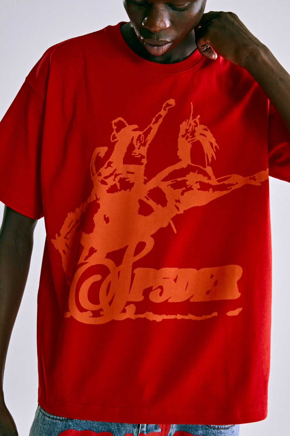 RED RODEO HW TEE ON MODEL