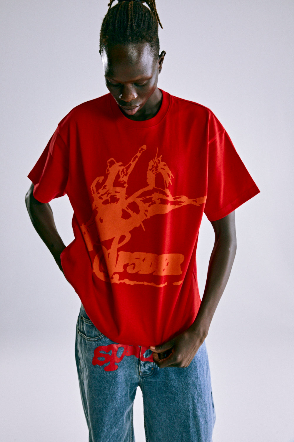 RED RODEO HW TEE ON MODEL