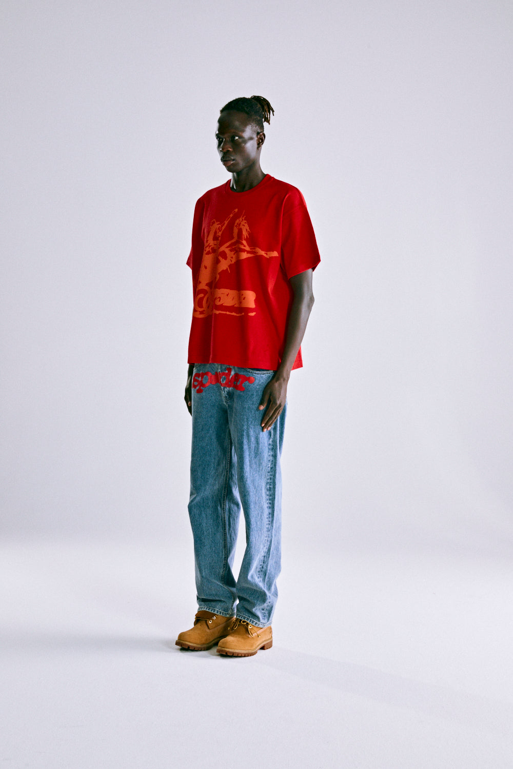 RED RODEO HW TEE ON MODEL