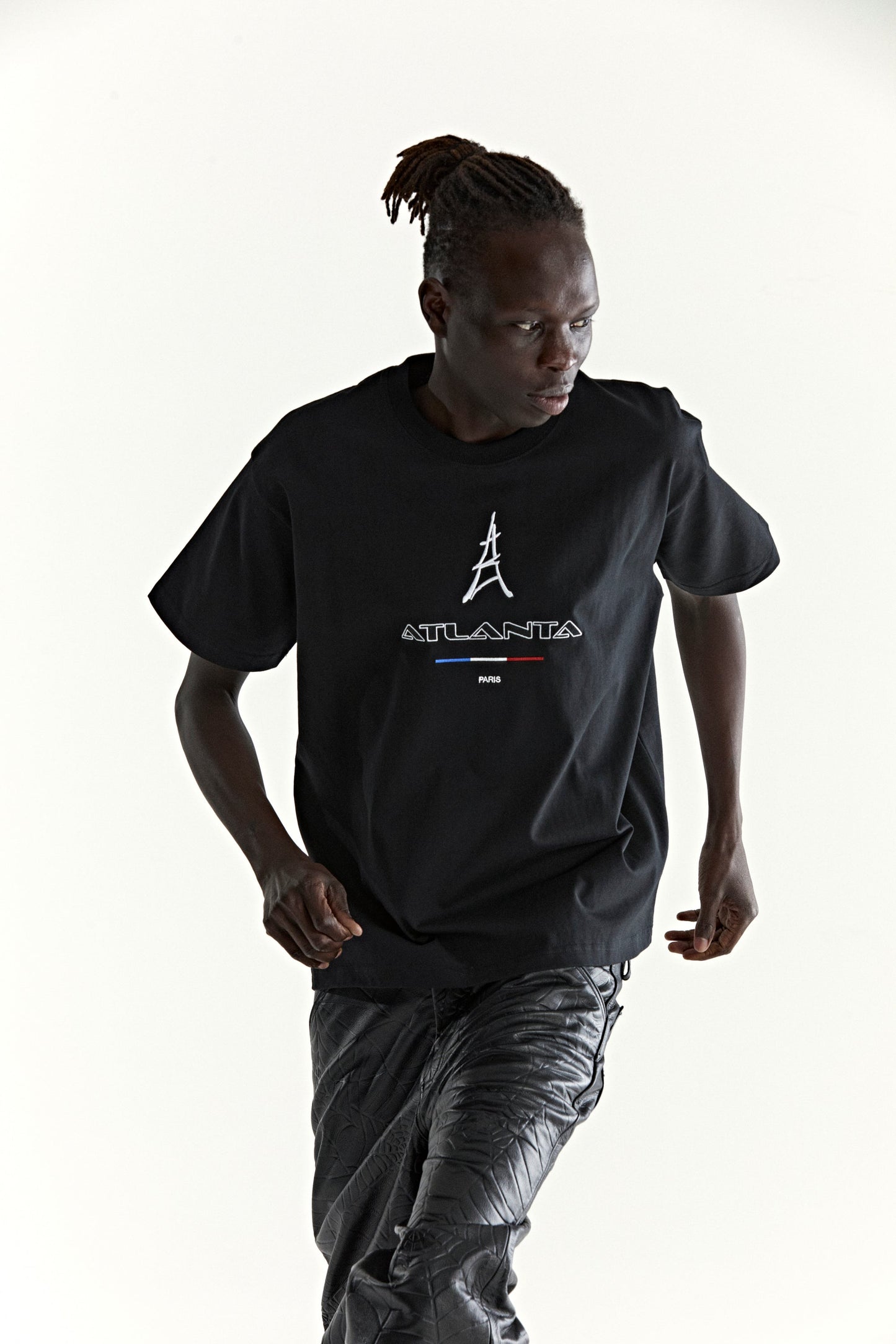 BLACK ARAIGNÉE TEE ON MODEL