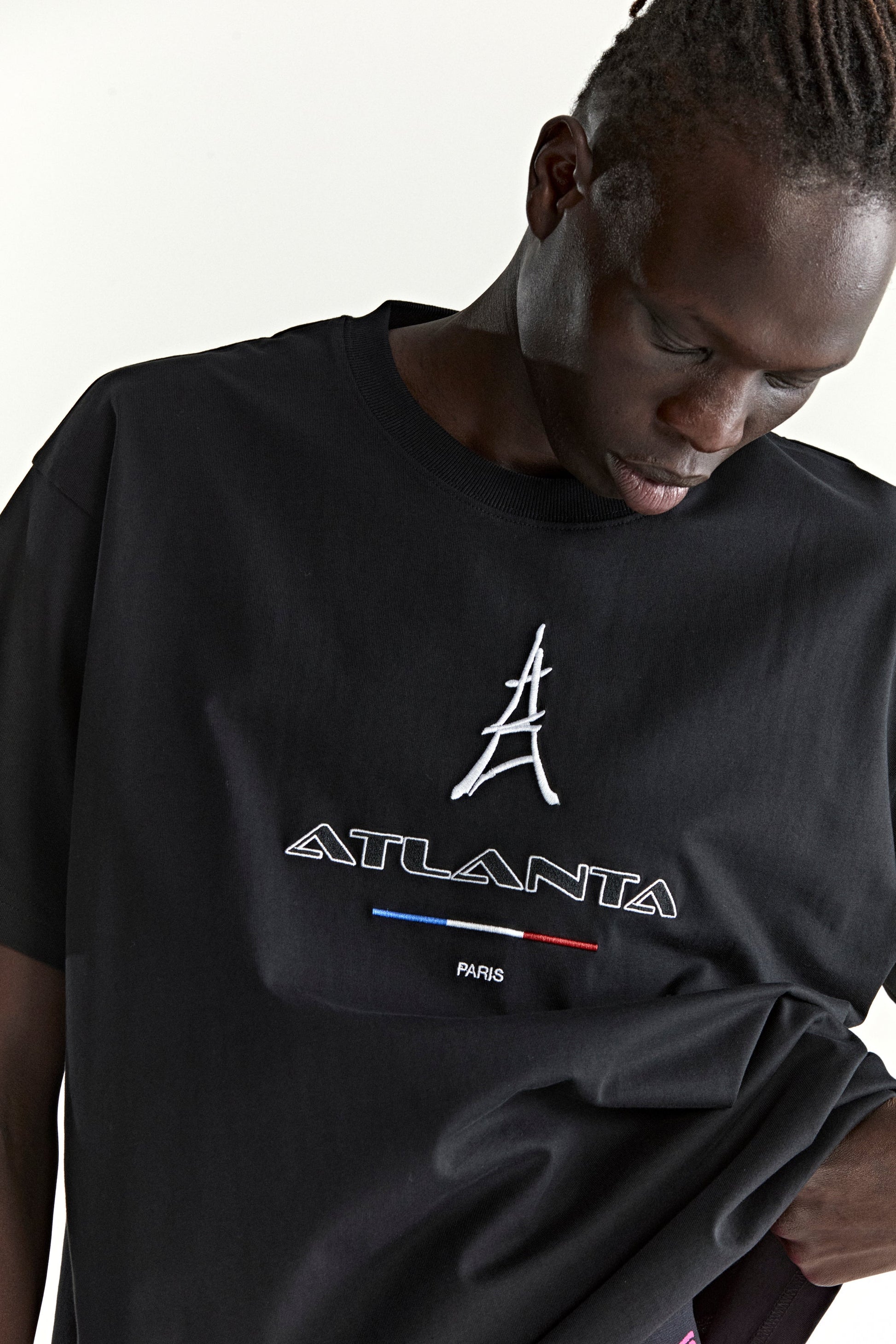 BLACK ARAIGNÉE TEE ON MODEL