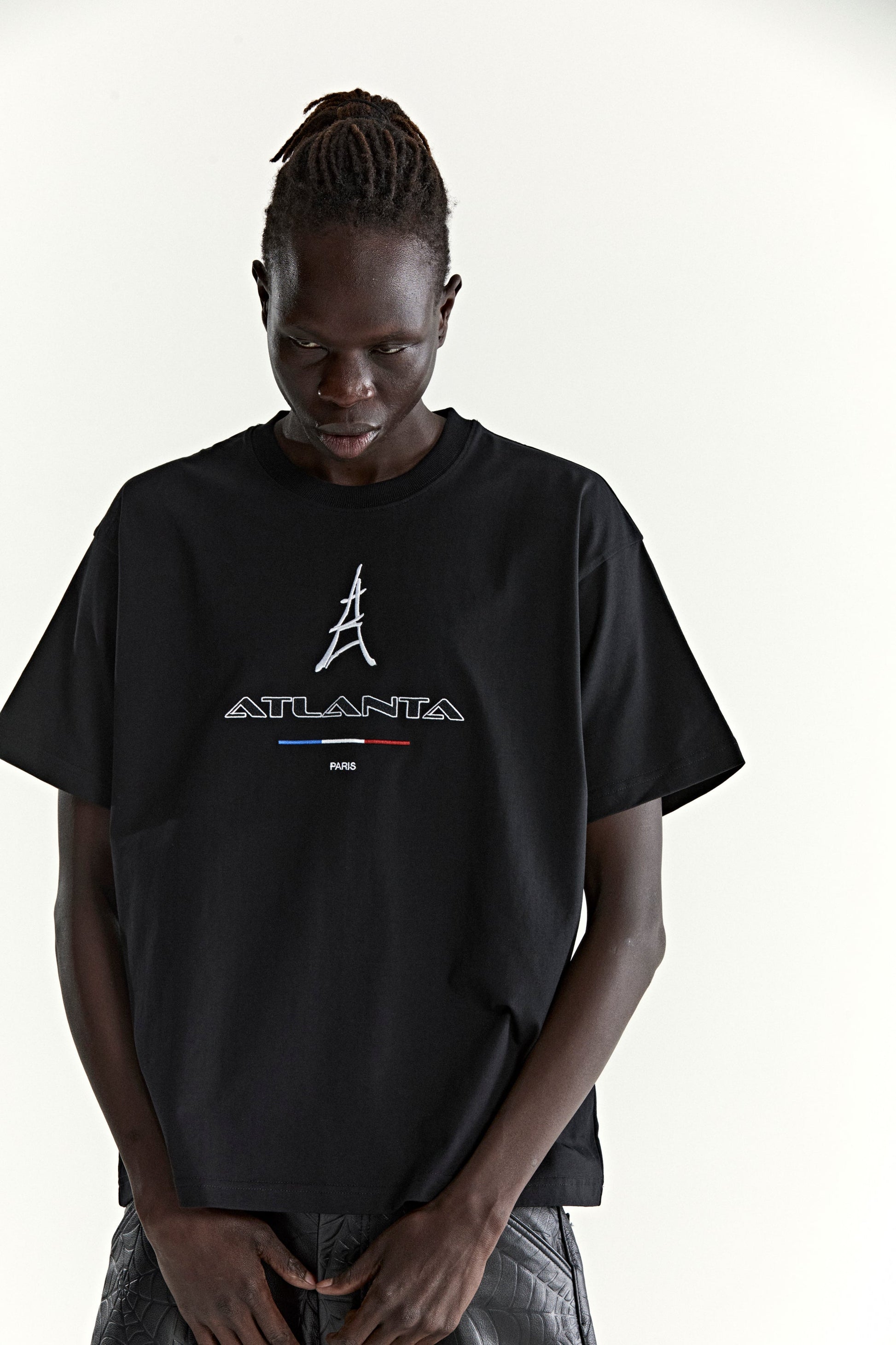 BLACK ARAIGNÉE TEE ON MODEL