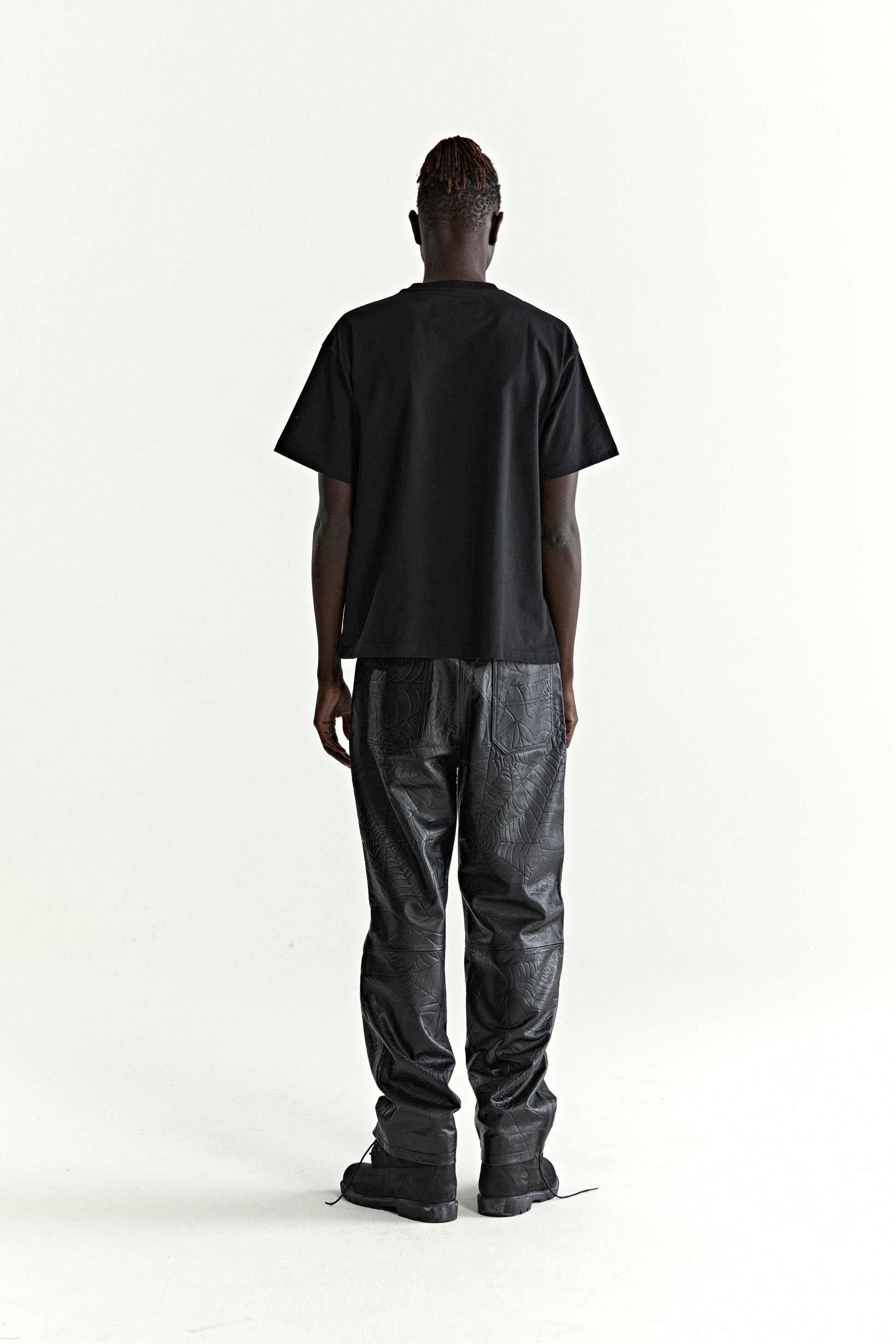 BLACK ARAIGNÉE TEE ON MODEL