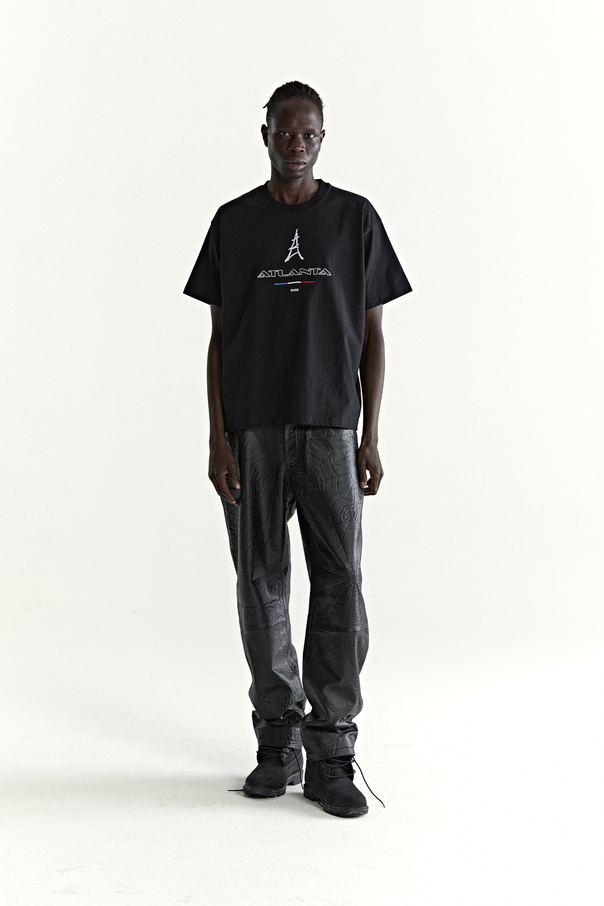 BLACK ARAIGNÉE TEE ON MODEL