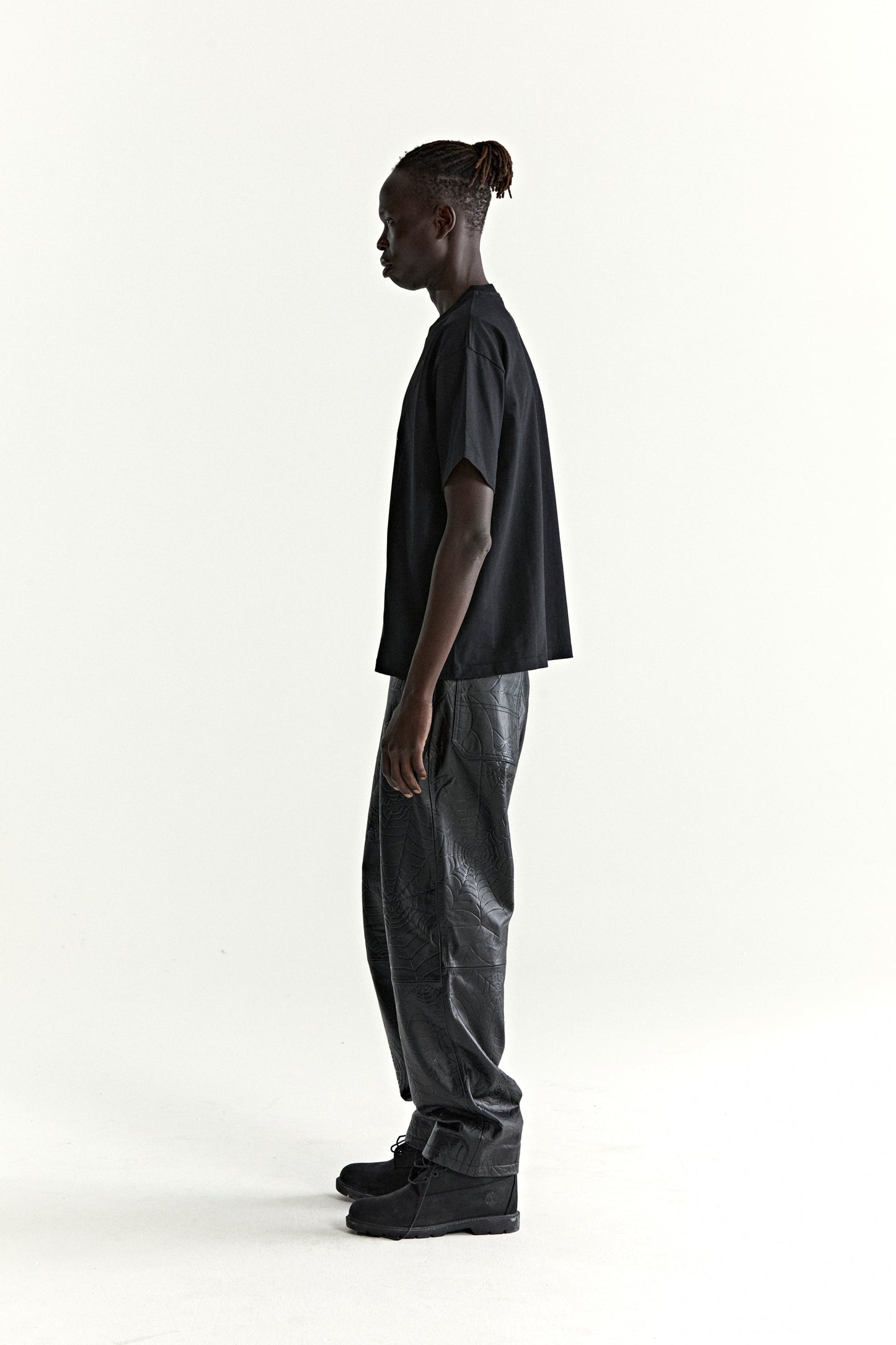 BLACK ARAIGNÉE TEE ON MODEL