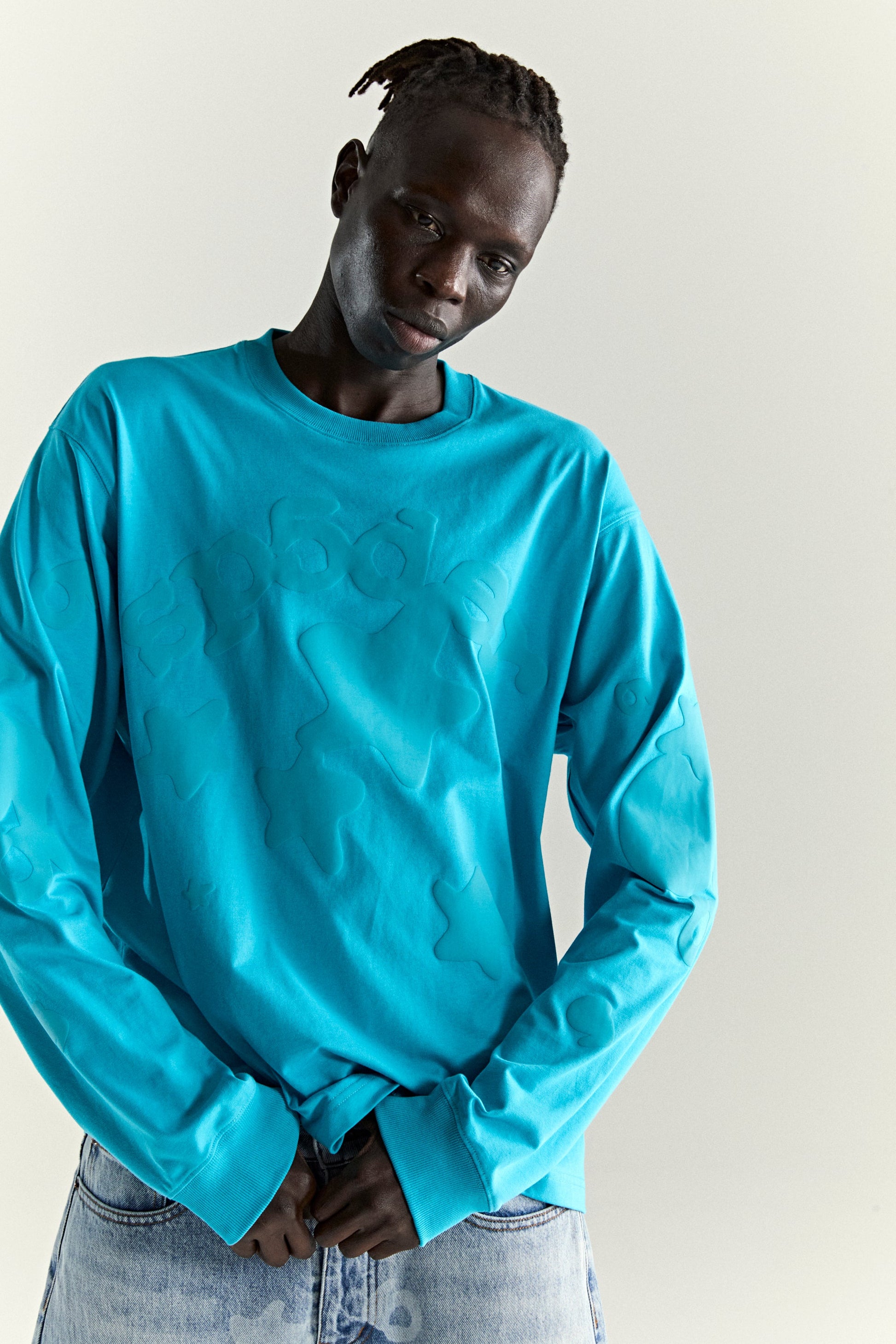 OCEAN BLUE BELUGA LONGSLEEVE TEE ON MODEL