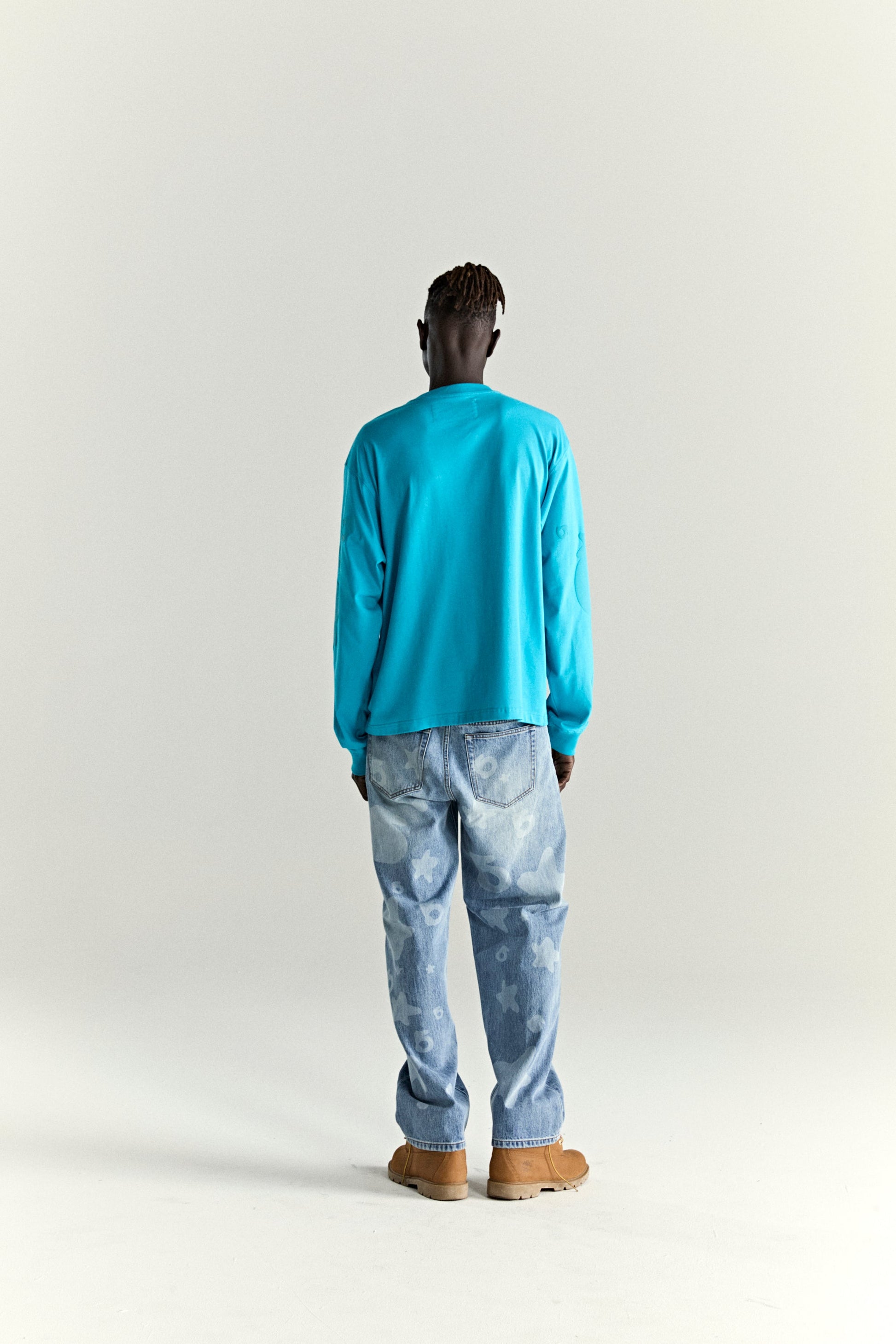 OCEAN BLUE BELUGA LONGSLEEVE TEE ON MODEL
