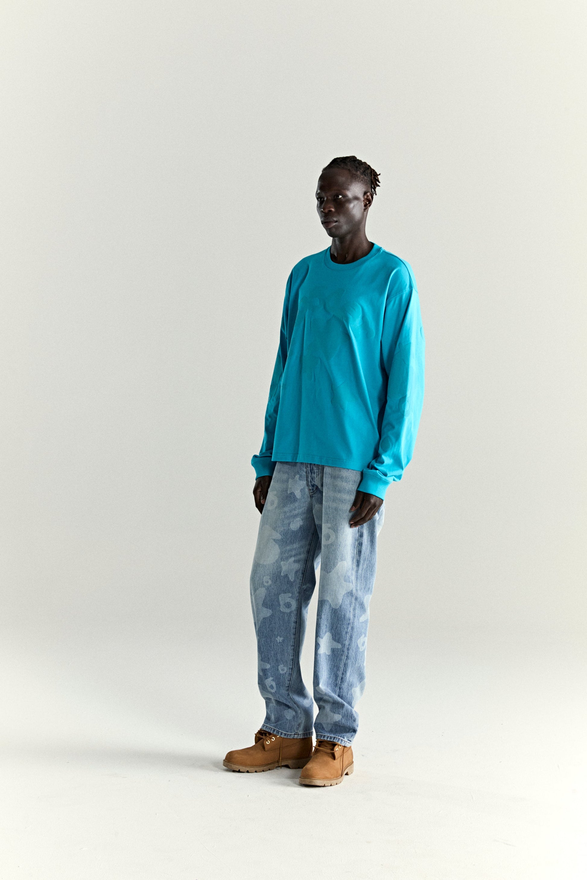 OCEAN BLUE BELUGA LONGSLEEVE TEE ON MODEL