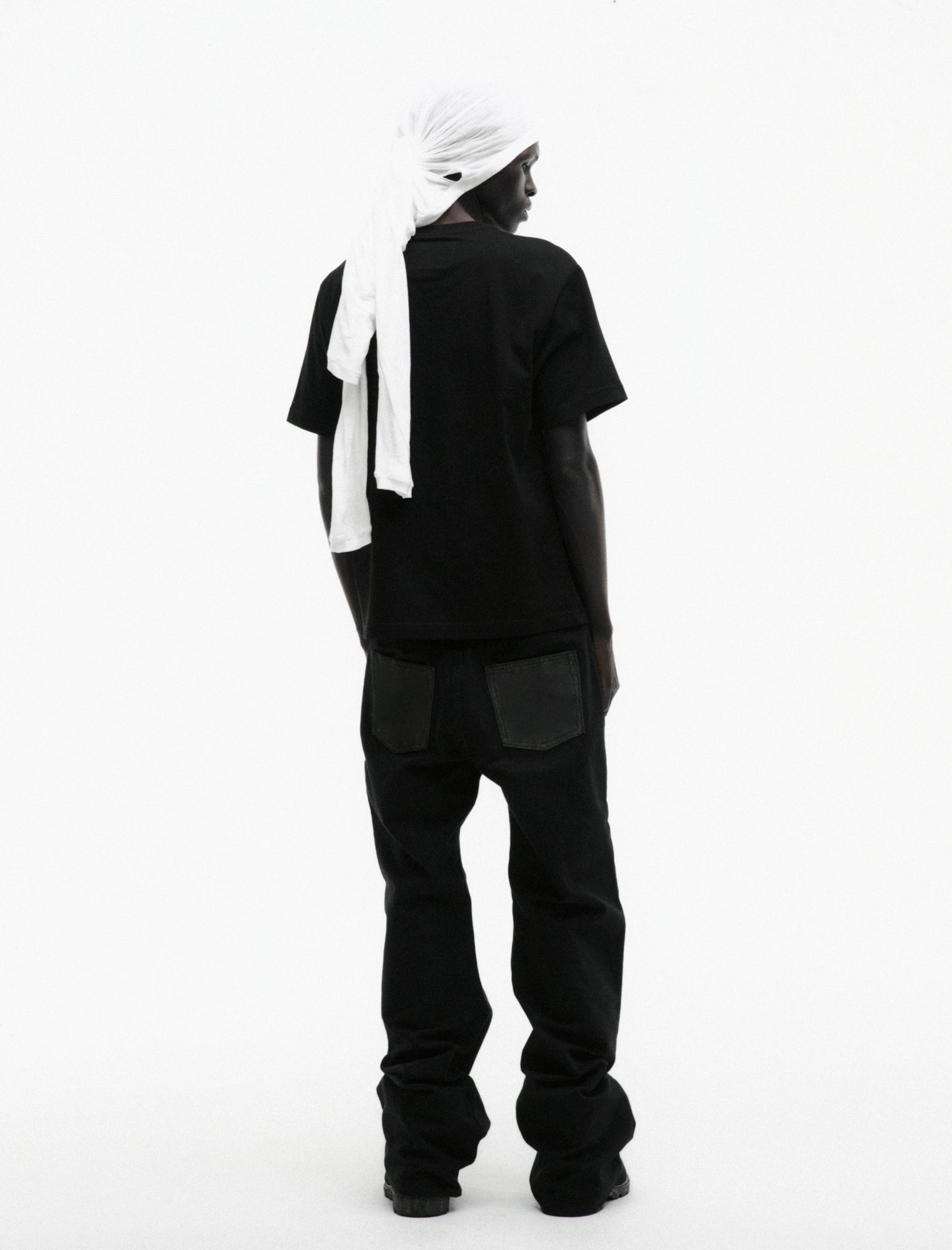 BLACK WW5 TEE ON MODEL