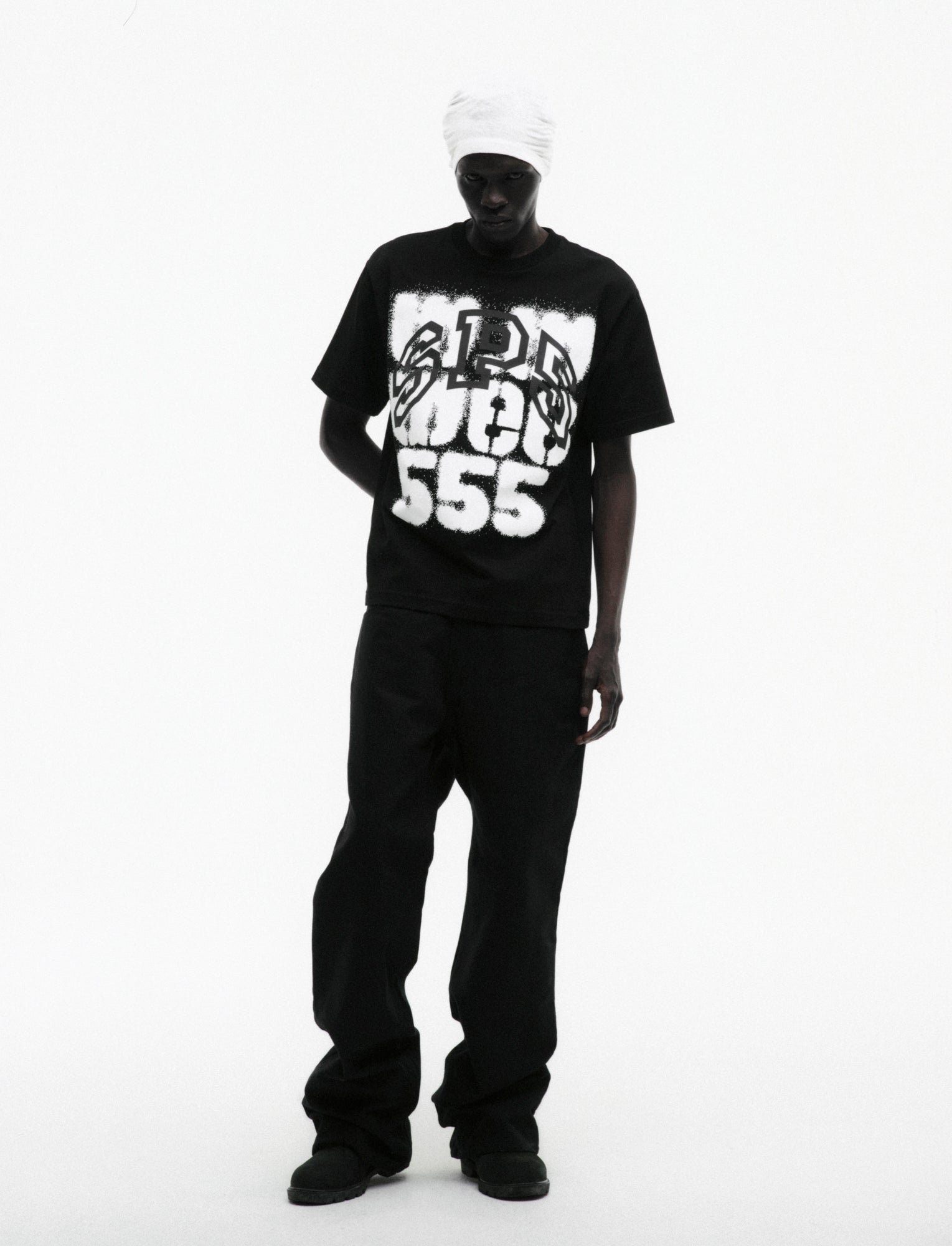 BLACK WW5 TEE ON MODEL