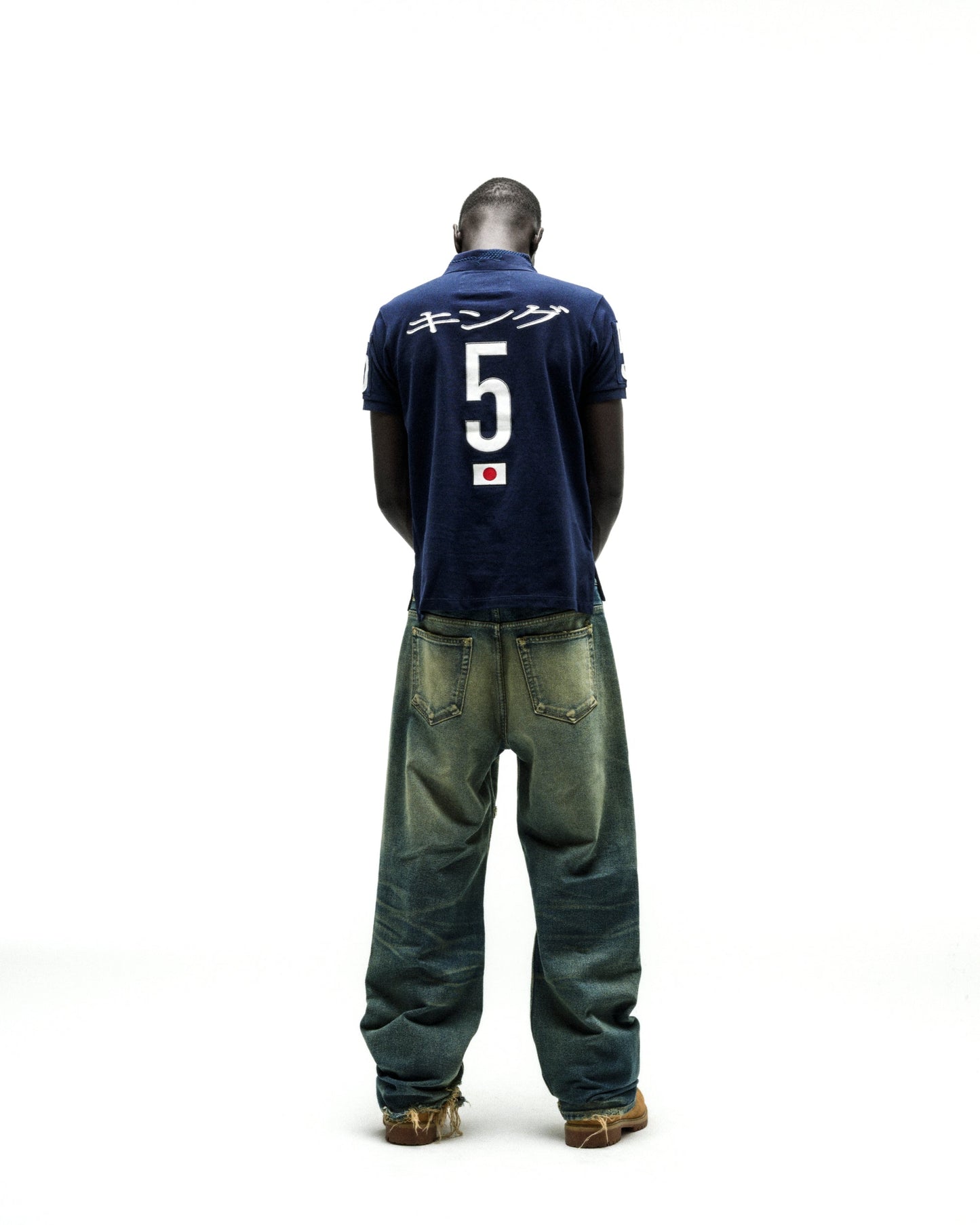 Navy polo shirt with "キング" and "5" in white, plus a Japanese flag on the back.