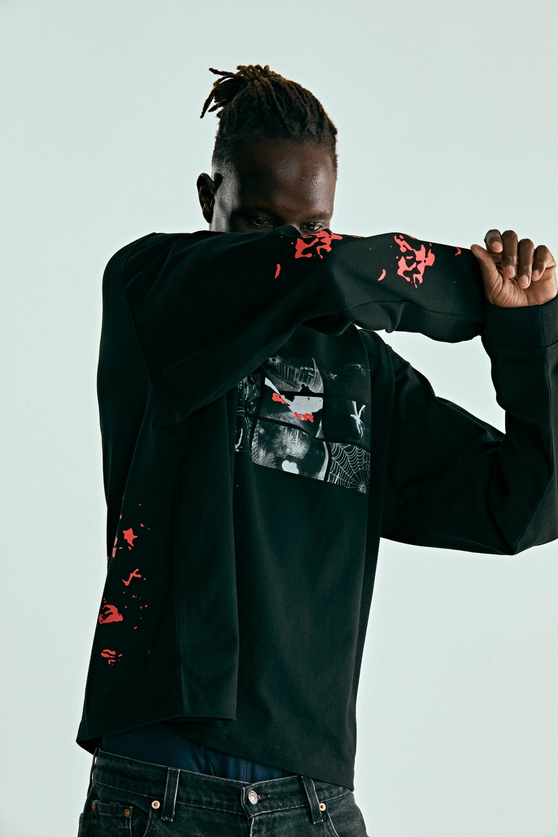 BLACK WEB MONITOR LS HW TEE ON MODEL